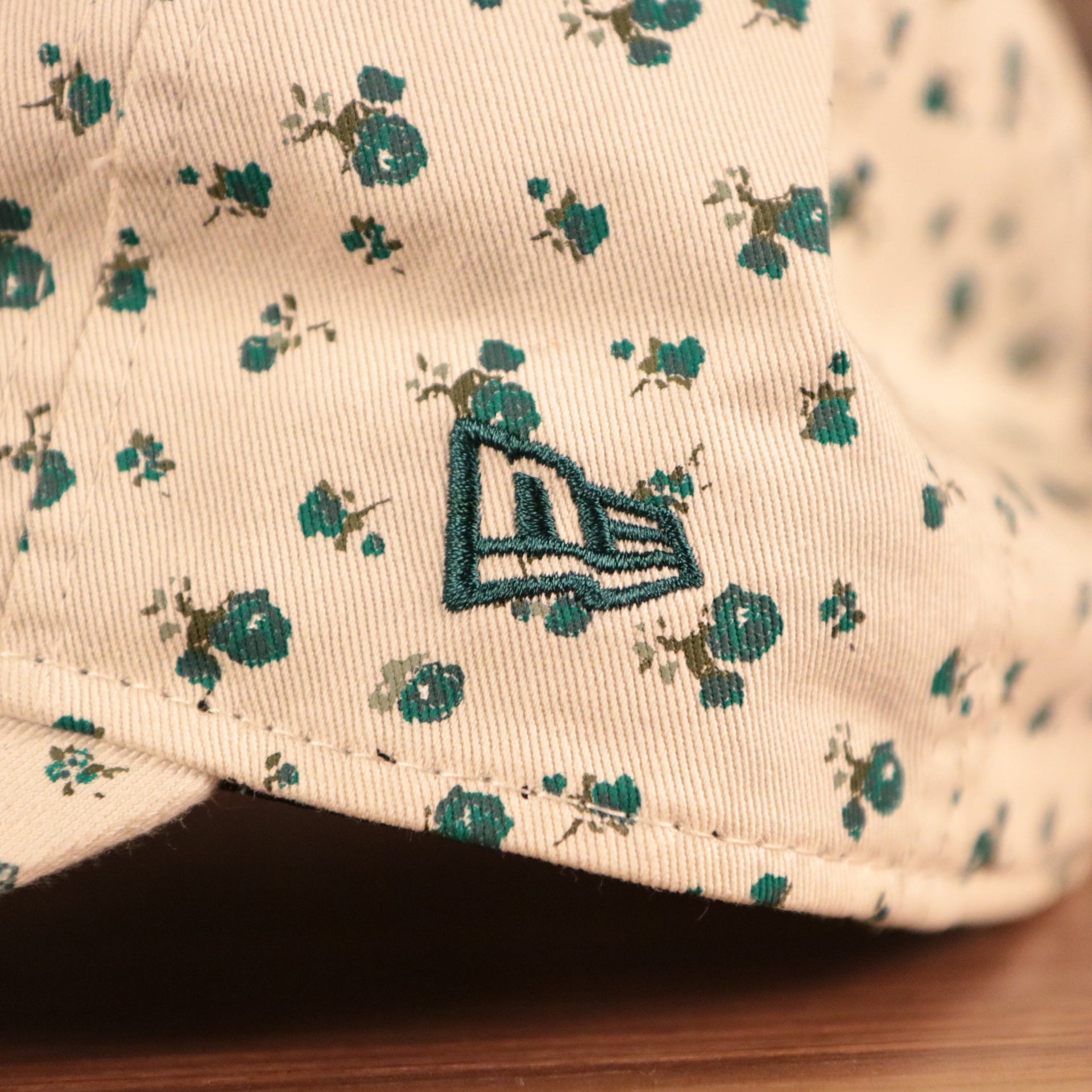The New Era logo on the left side of the cream Philadelphia Eagles hat with flowers by New Era.