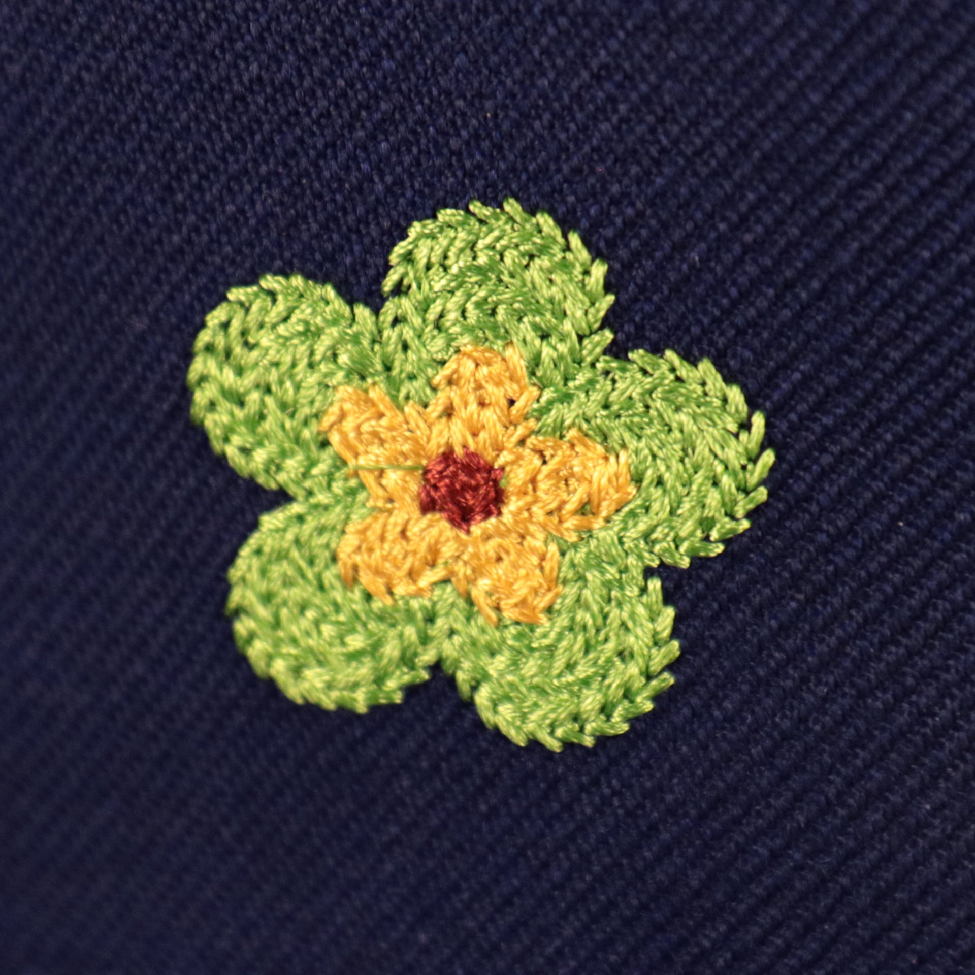 Close up of the green and yellow crotchet flower patch on the Los Angeles Dodgers All Over Floral Pattern Flower Crotchet Side Patch Pink Bottom 59Fifty Fitted Cap
