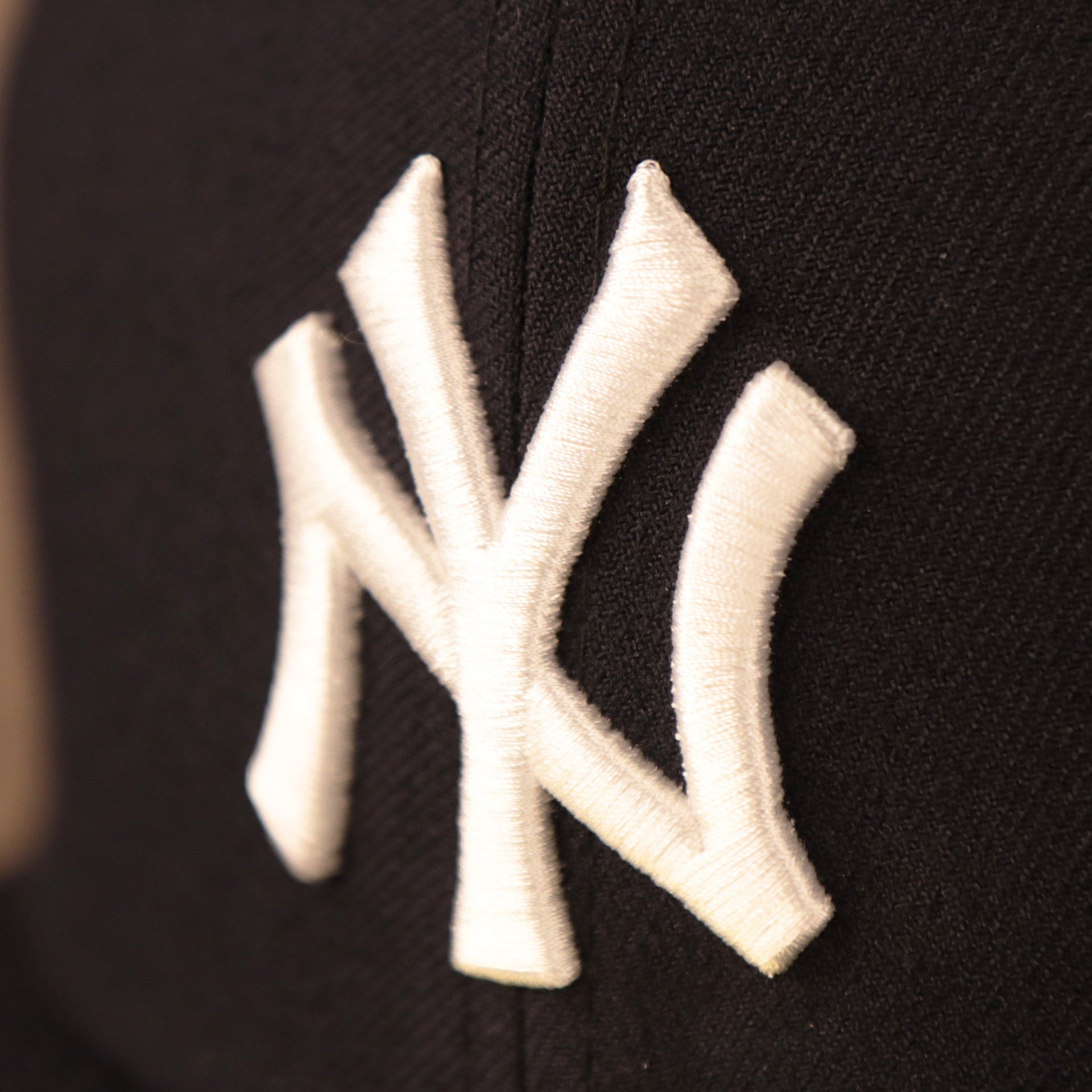 Up close look of the NY Yankees logo of the NY Yankees 59Fifty Cap