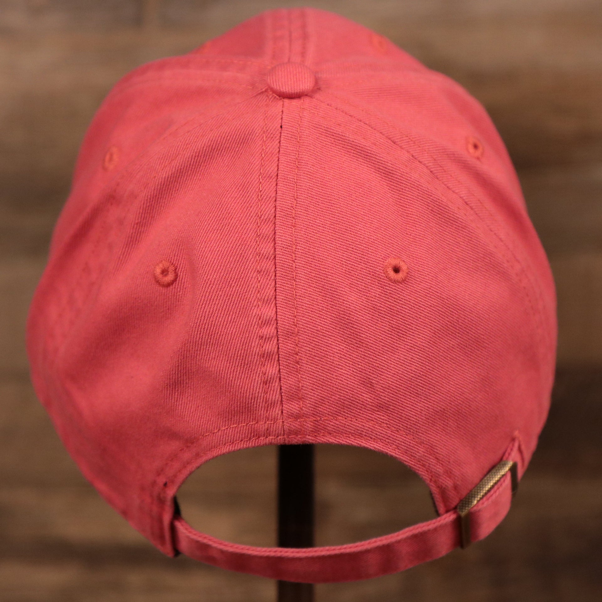 The adjustable strap of the pink cotton green bottom clean up cap of the Los Angeles Dodgers.