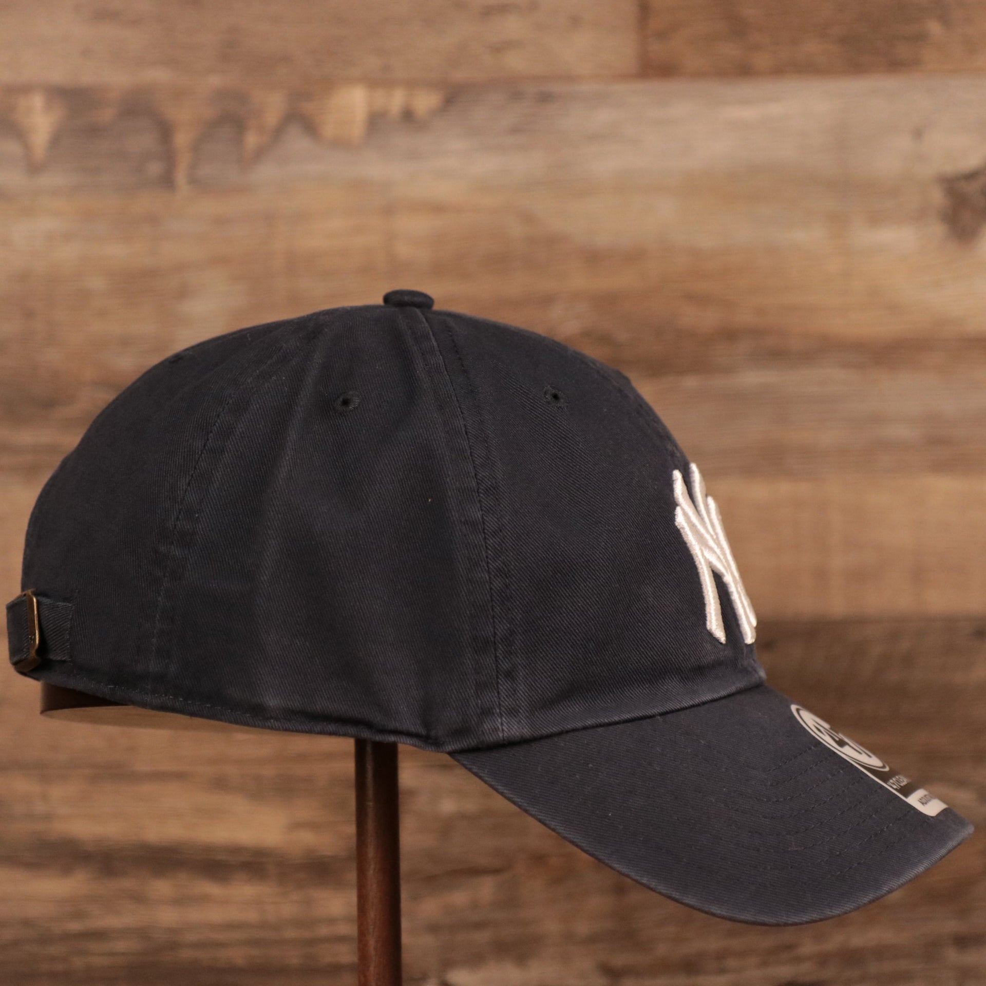 The right side of the cotton adjustable New York Yankees pink bottom hat.