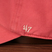 The wearer's left side of the New York Yankees green bottom adjustable hat has the 47 Brand logo.