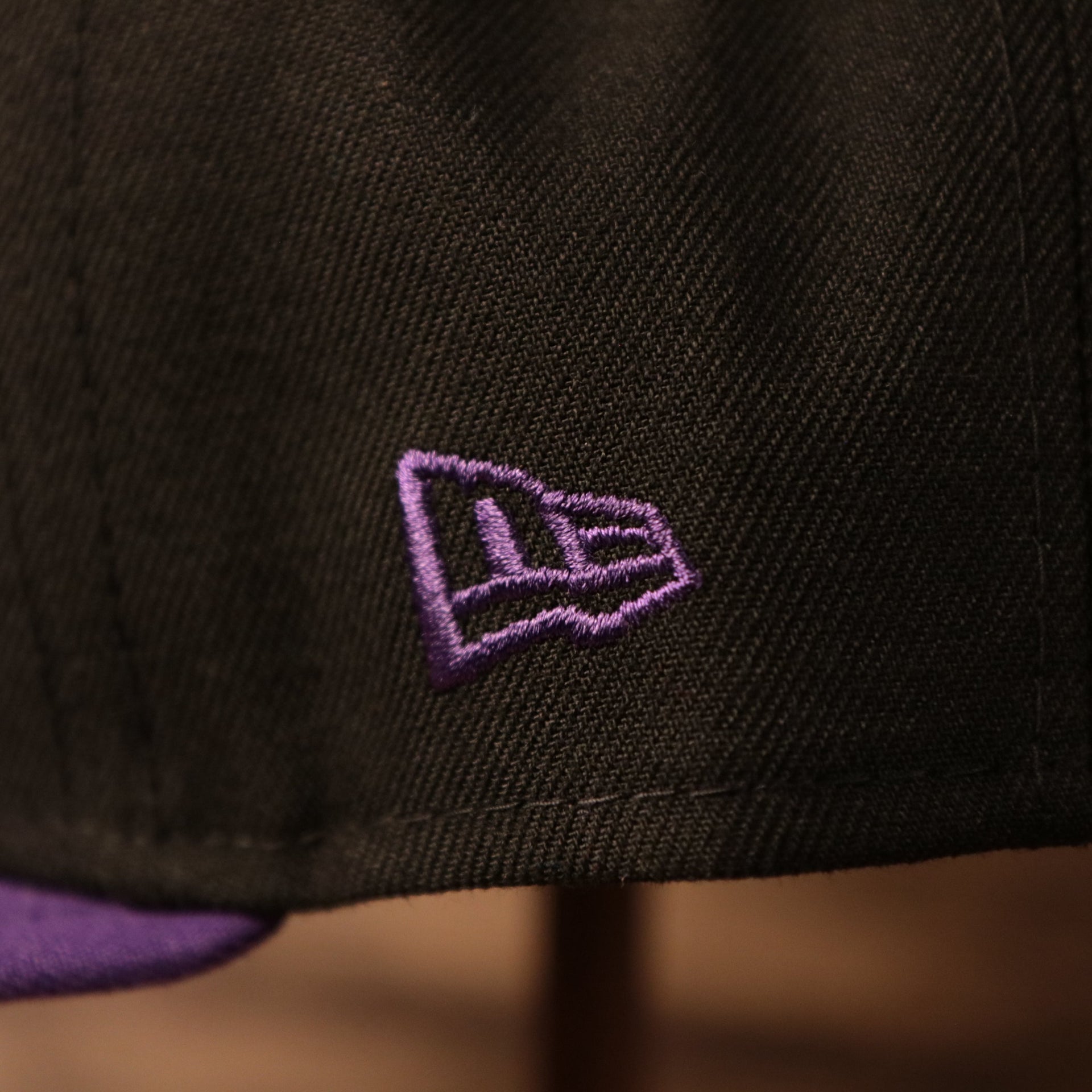 On the left side of the Lakers 2020 champions snapback hat is the logo of  New Era.