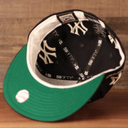 The green bottom fitted 59fifty with the logo history of the Yankees by New Era.