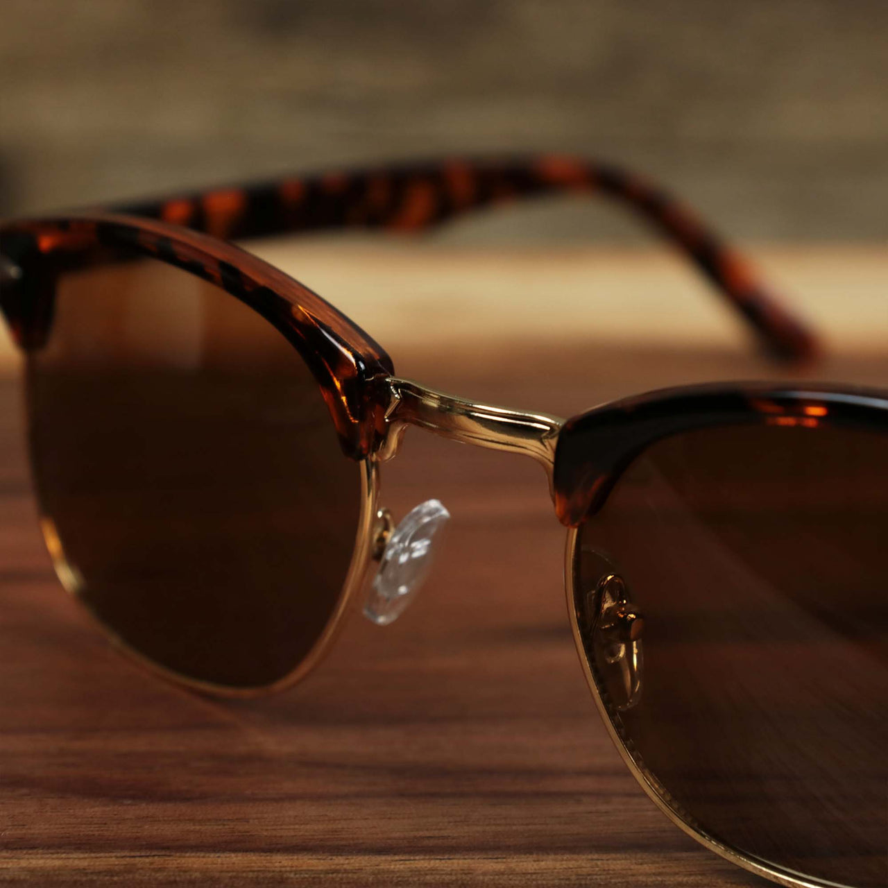 The bridge on the Round Frame Brown Lens Sunglasses with Tortoise Gold Frame