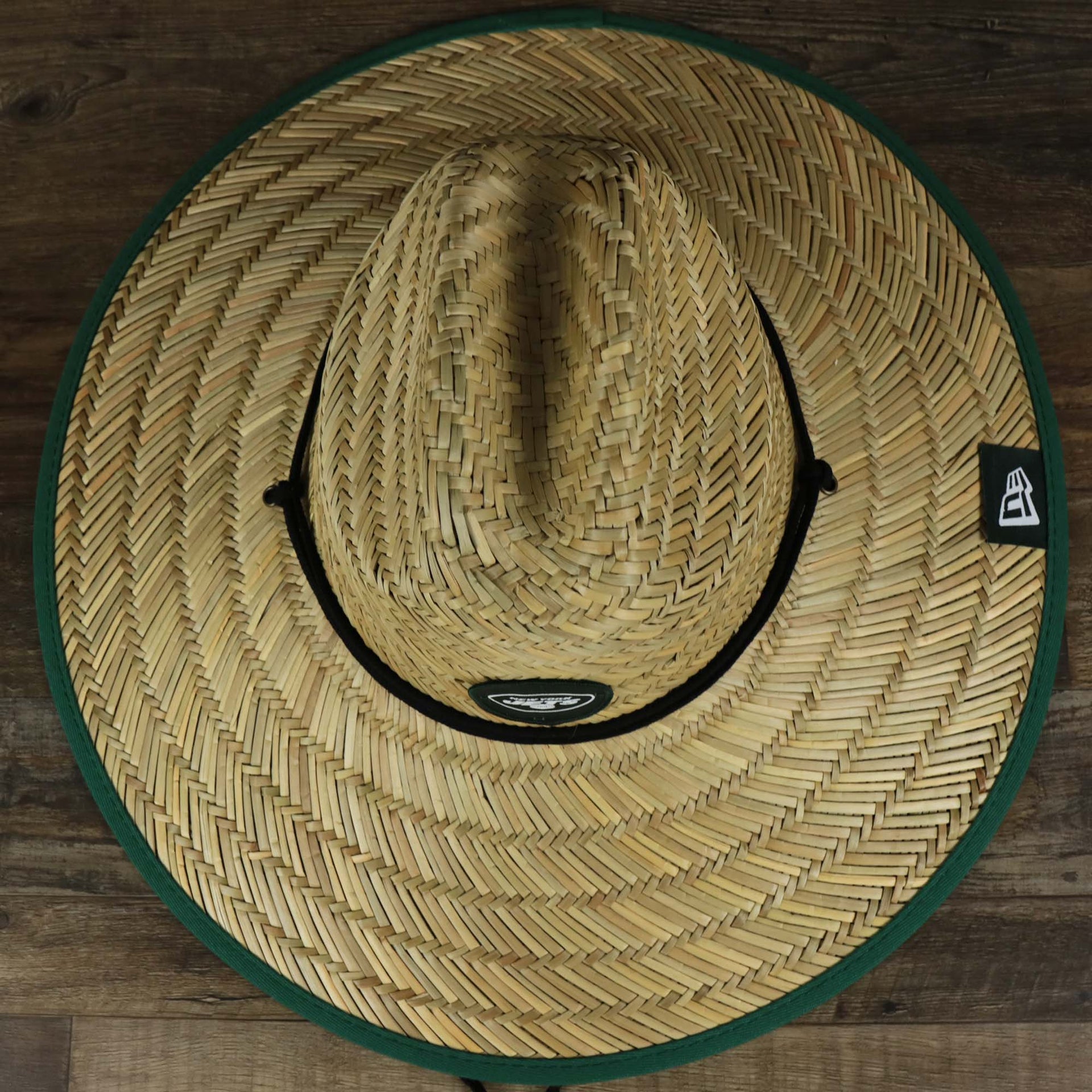 An overhead view on the New York Jets On Field 2022 Summer Training Straw Hat | New Era OSFM