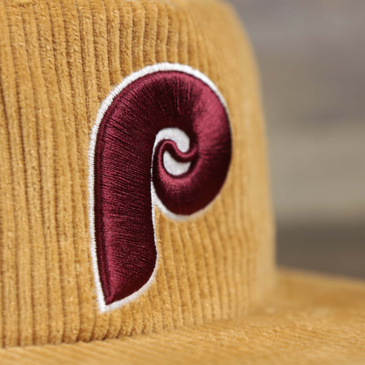 The logo on the Corduroy Philadelphia Phillies Cooperstown Snapback | 47 Brand Khaki
