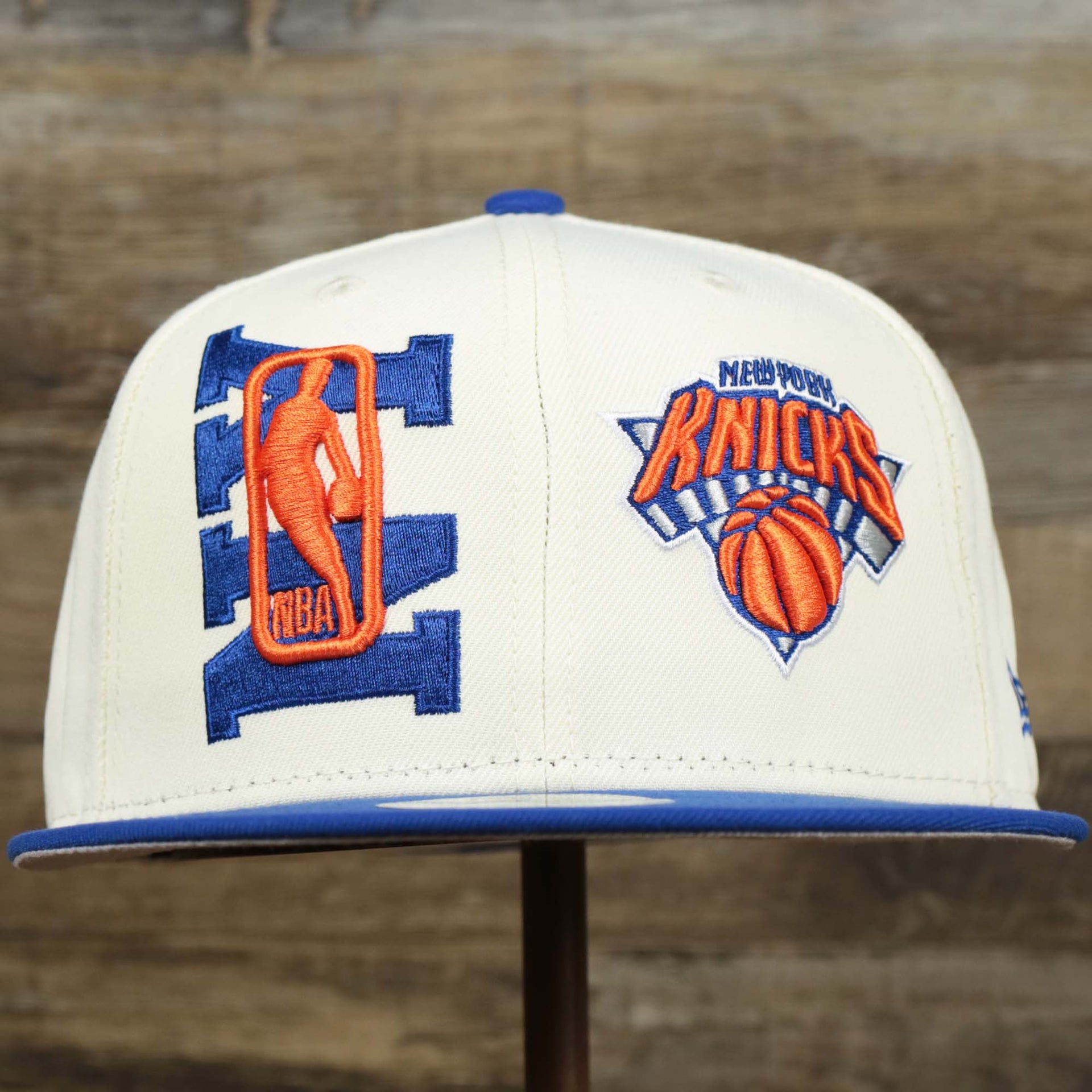 The front of the Youth New York Knicks NBA 2022 Draft Gray Bottom 9Fifty Snapback | New Era Cream/Royal Blue