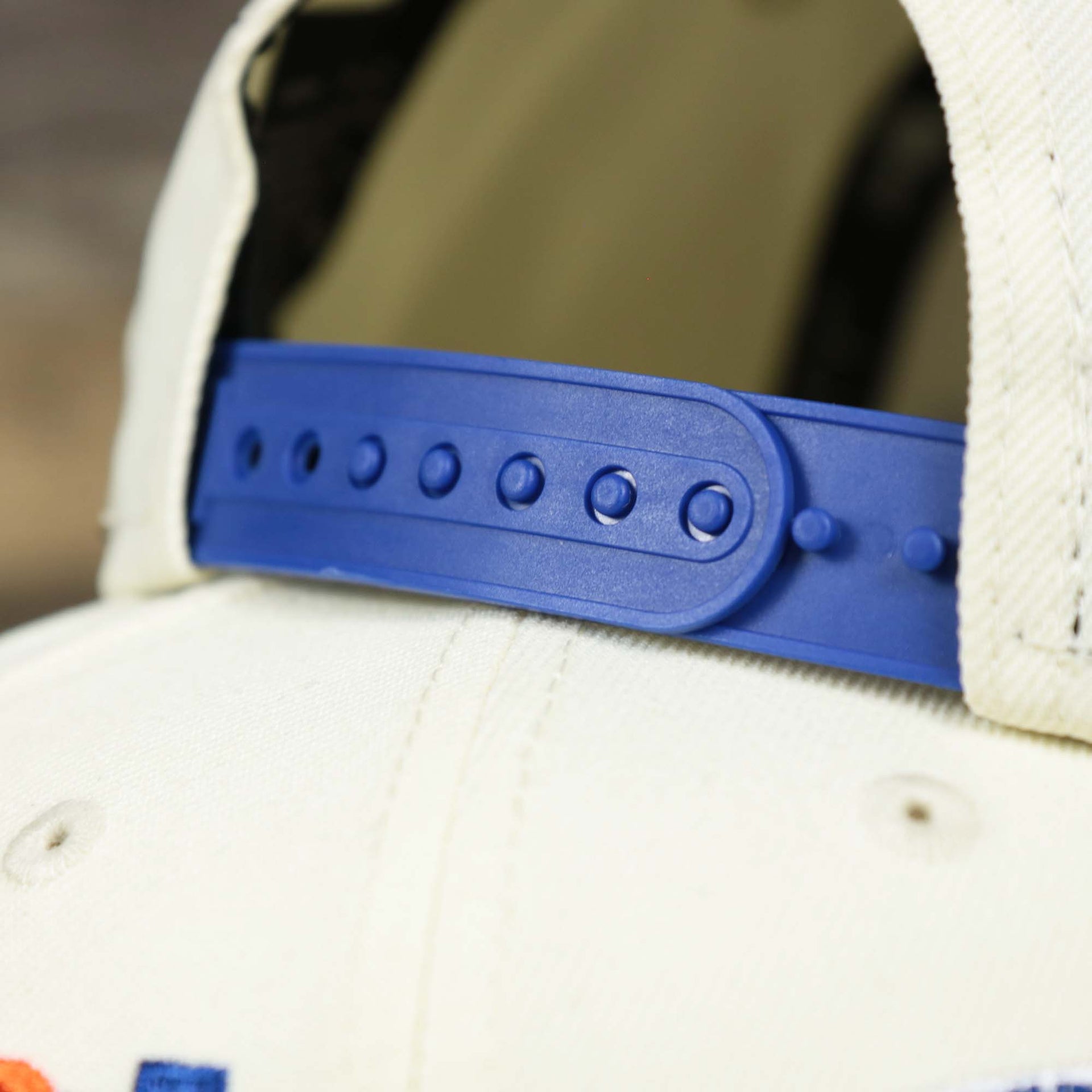 The adjustable strap on the New York Knicks NBA 2022 Draft Gray Bottom 9Fifty Snapback | New Era Cream/Royal Blue