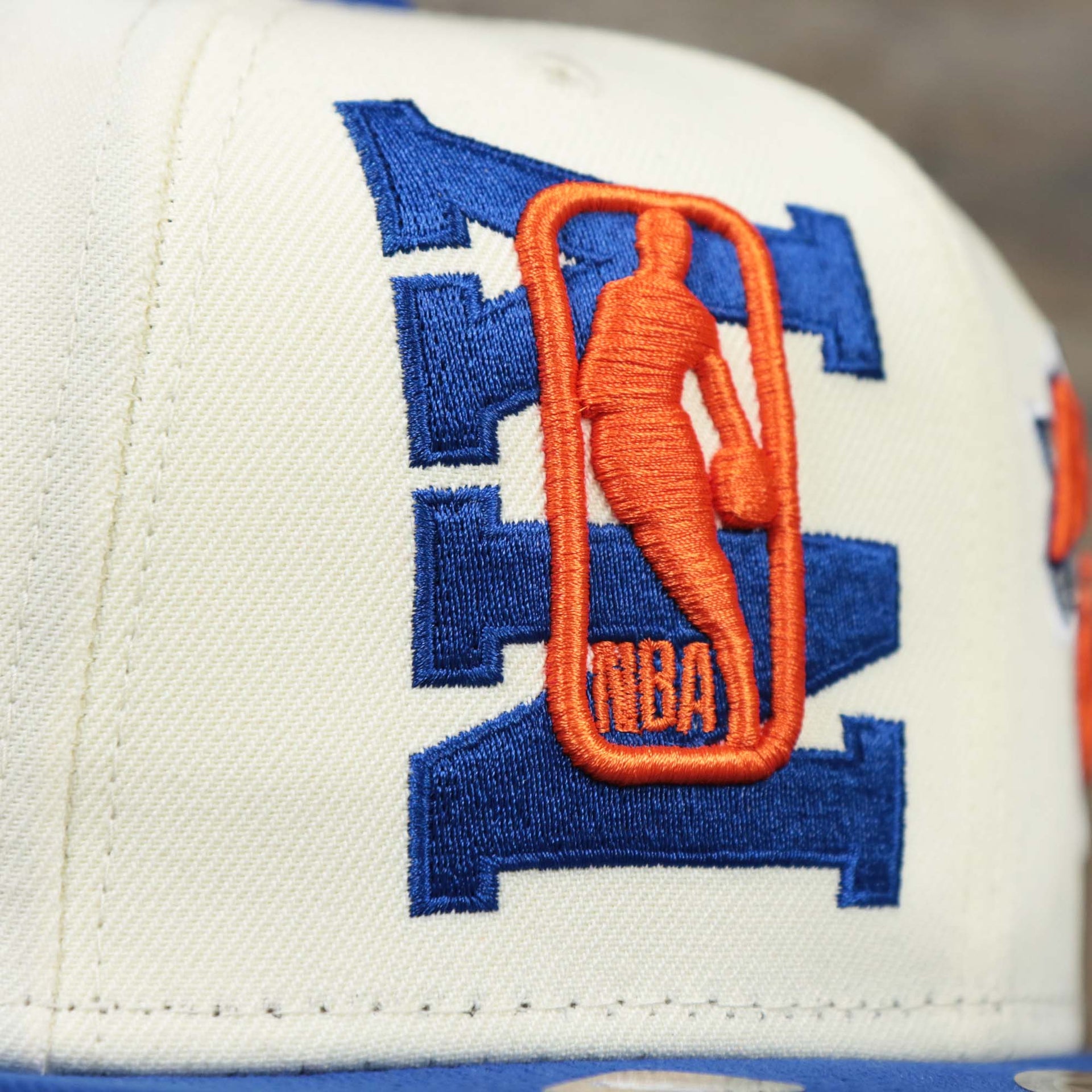 The NBA Jerry West Logo overtop NY on the Youth New York Knicks NBA 2022 Draft Gray Bottom 9Fifty Snapback | New Era Cream/Royal Blue