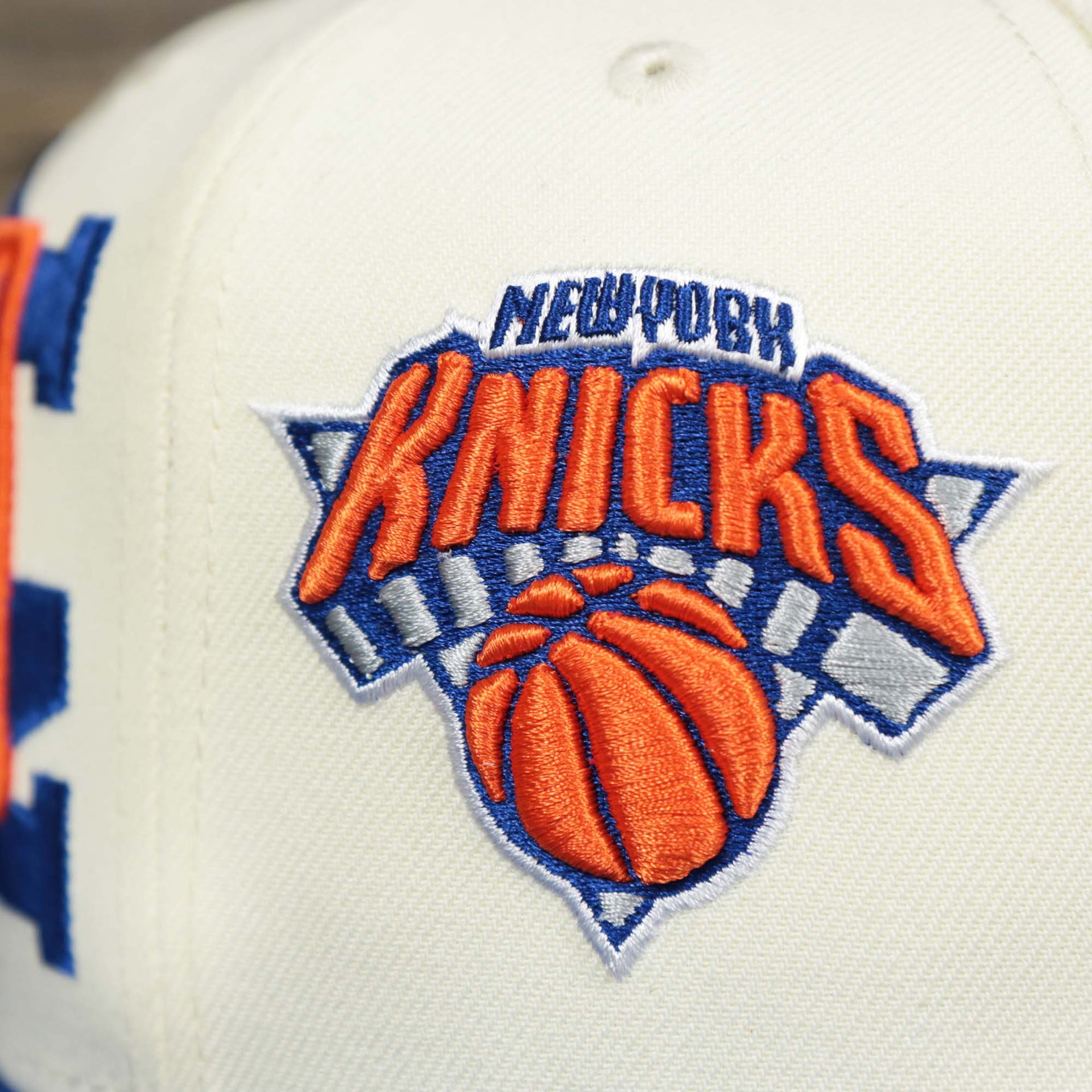 The Logo on the Youth New York Knicks NBA 2022 Draft Gray Bottom 9Fifty Snapback | New Era Cream/Royal Blue