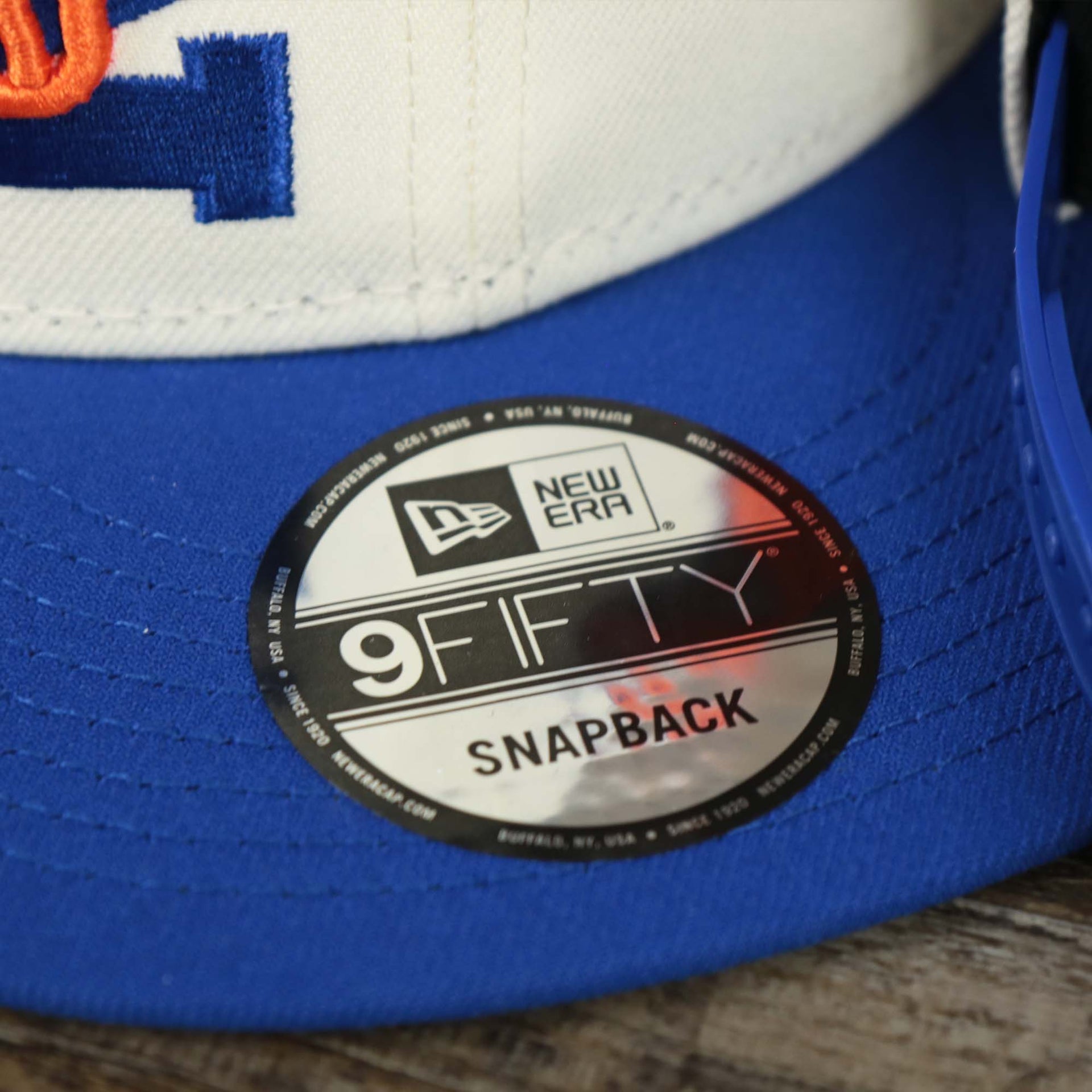 The 9Fifty Sticker on the New York Knicks NBA 2022 Draft Gray Bottom 9Fifty Snapback | New Era Cream/Royal Blue
