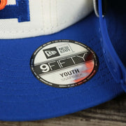 The 9Fifty Sticker on the Youth New York Knicks NBA 2022 Draft Gray Bottom 9Fifty Snapback | New Era Cream/Royal Blue