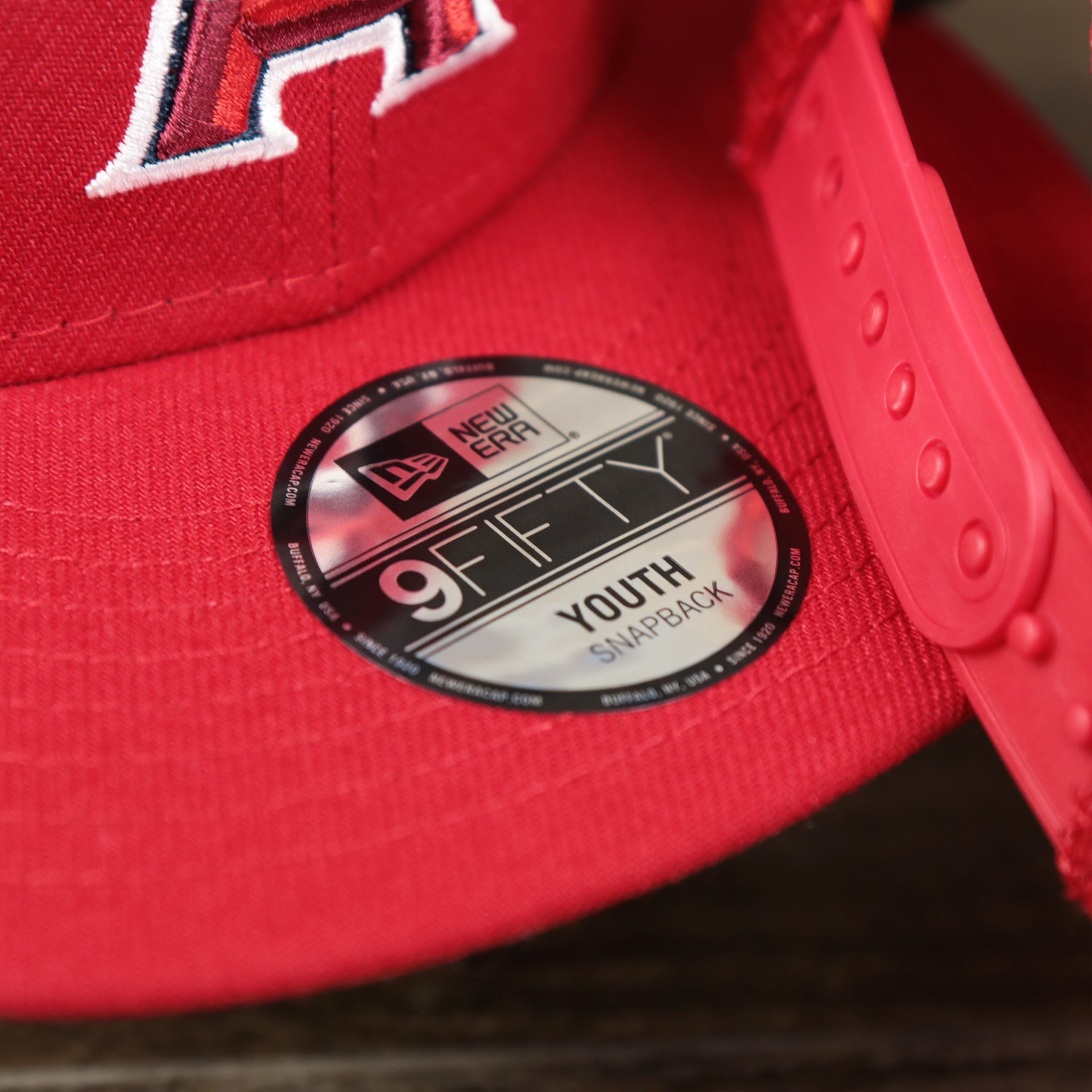 The 9Fifty Youth Sticker on the Youth Anaheim Angels MLB 2022 All Star Game Mesh Back 9Fifty Snapback Cap | ASG 2022 Red Trucker Hat