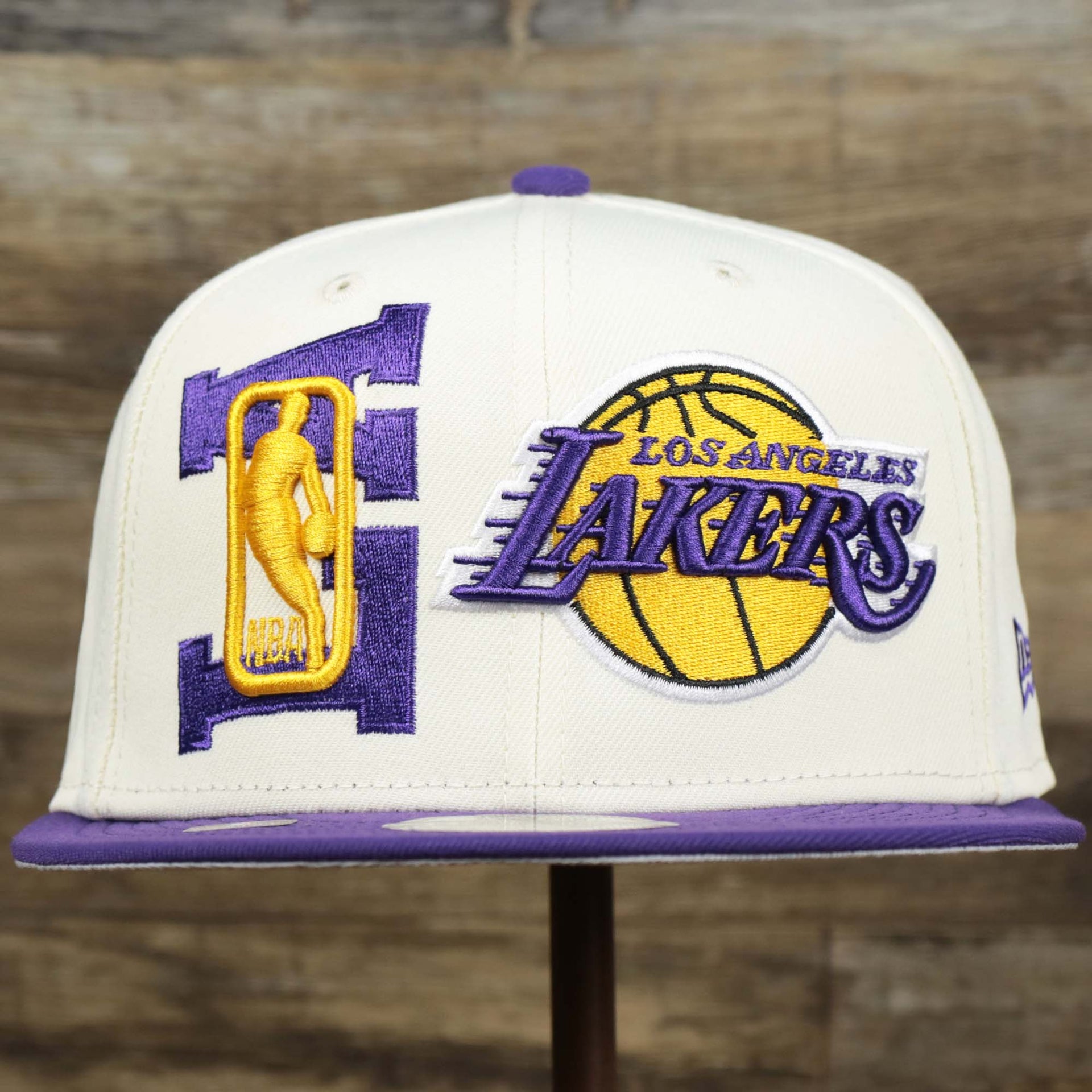 The front of the Los Angeles Lakers NBA 2022 Draft Gray Bottom 9Fifty Snapback | New Era Cream/Purple