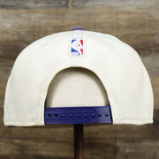 The wearer's left on the Los Angeles Lakers NBA 2022 Draft Gray Bottom 9Fifty Snapback | New Era Cream/Purple