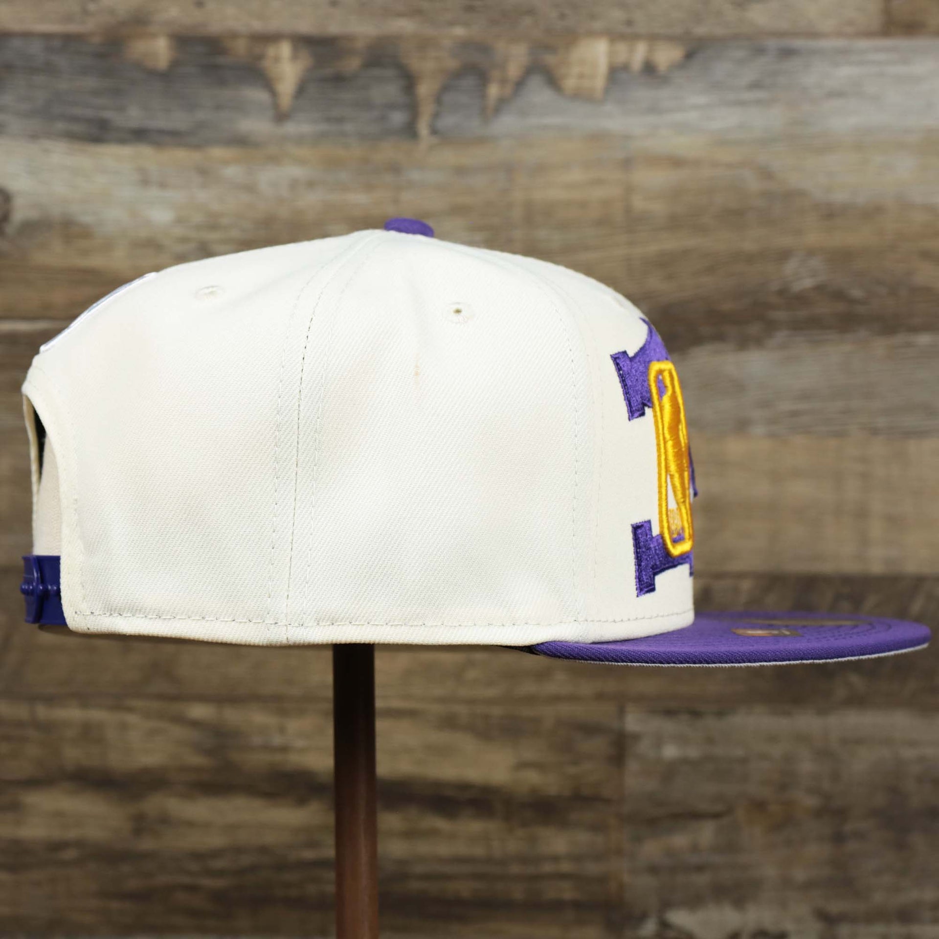 The wearer's right on the Los Angeles Lakers NBA 2022 Draft Gray Bottom 9Fifty Snapback | New Era Cream/Purple