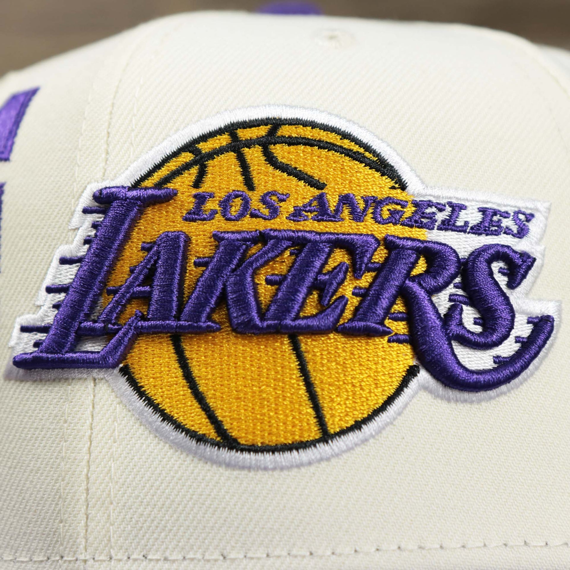 The Logo on the Youth Los Angeles Lakers NBA 2022 Draft Gray Bottom 9Fifty Snapback | New Era Cream/Purple