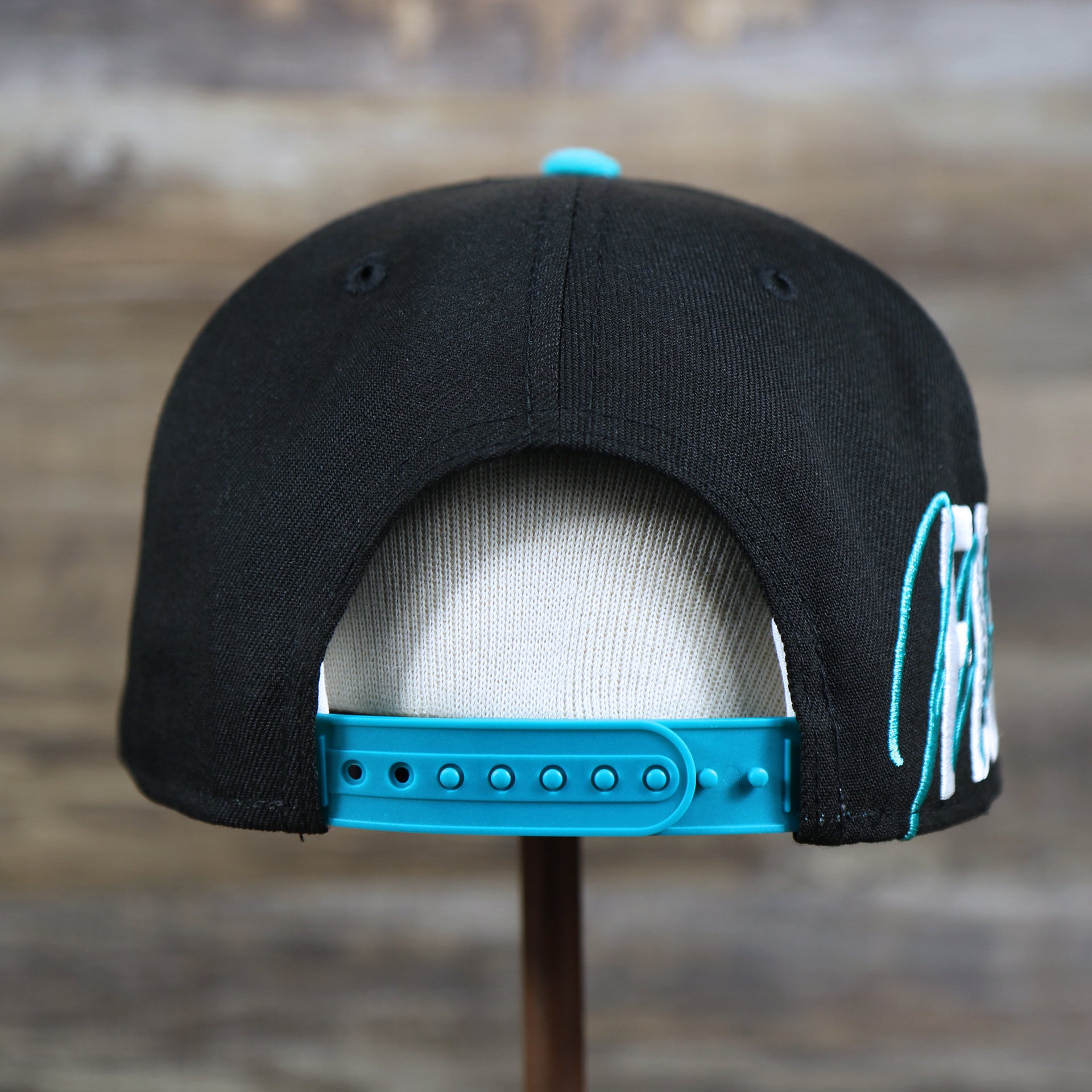 The backside of the Cooperstown Florida Marlins MLB Side Font Green Bottom 9Fifty Snapback Cap | Black Snap Cap