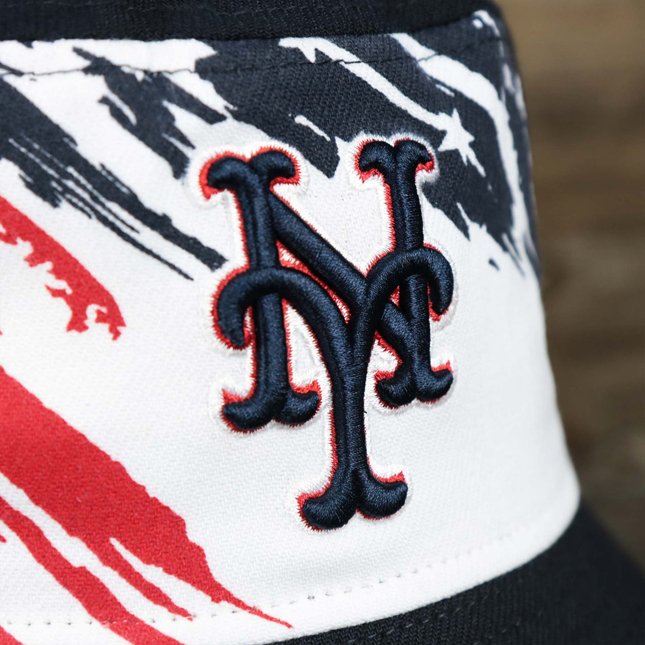 The Mets logo on the Stars And Stripes New York Mets 4th of July Bucket Hat | New Era Navy OSFM