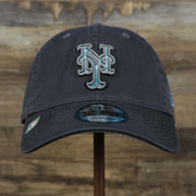 The front of the New York Mets 2022 Father's Day On-Field 9Twenty Dad Hat | Gray