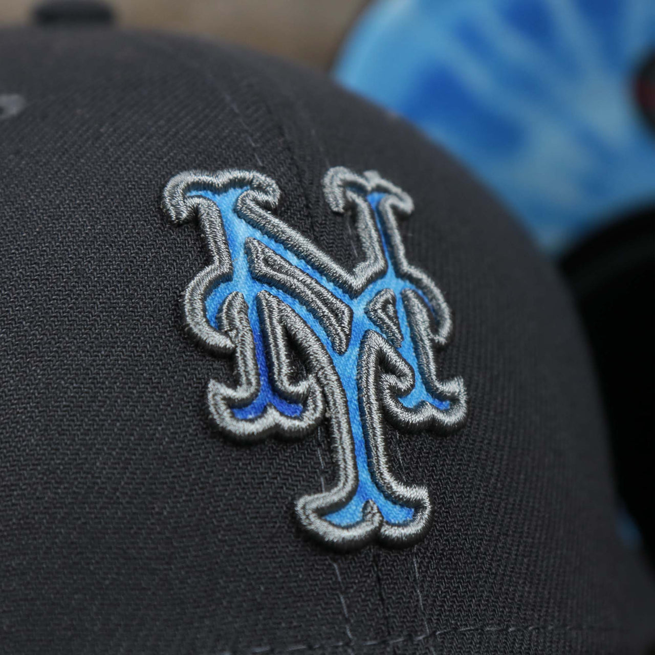 The logo on the New York Mets 2022 Father's Day On-Field 39Thirty Flexfit Cap | Gray