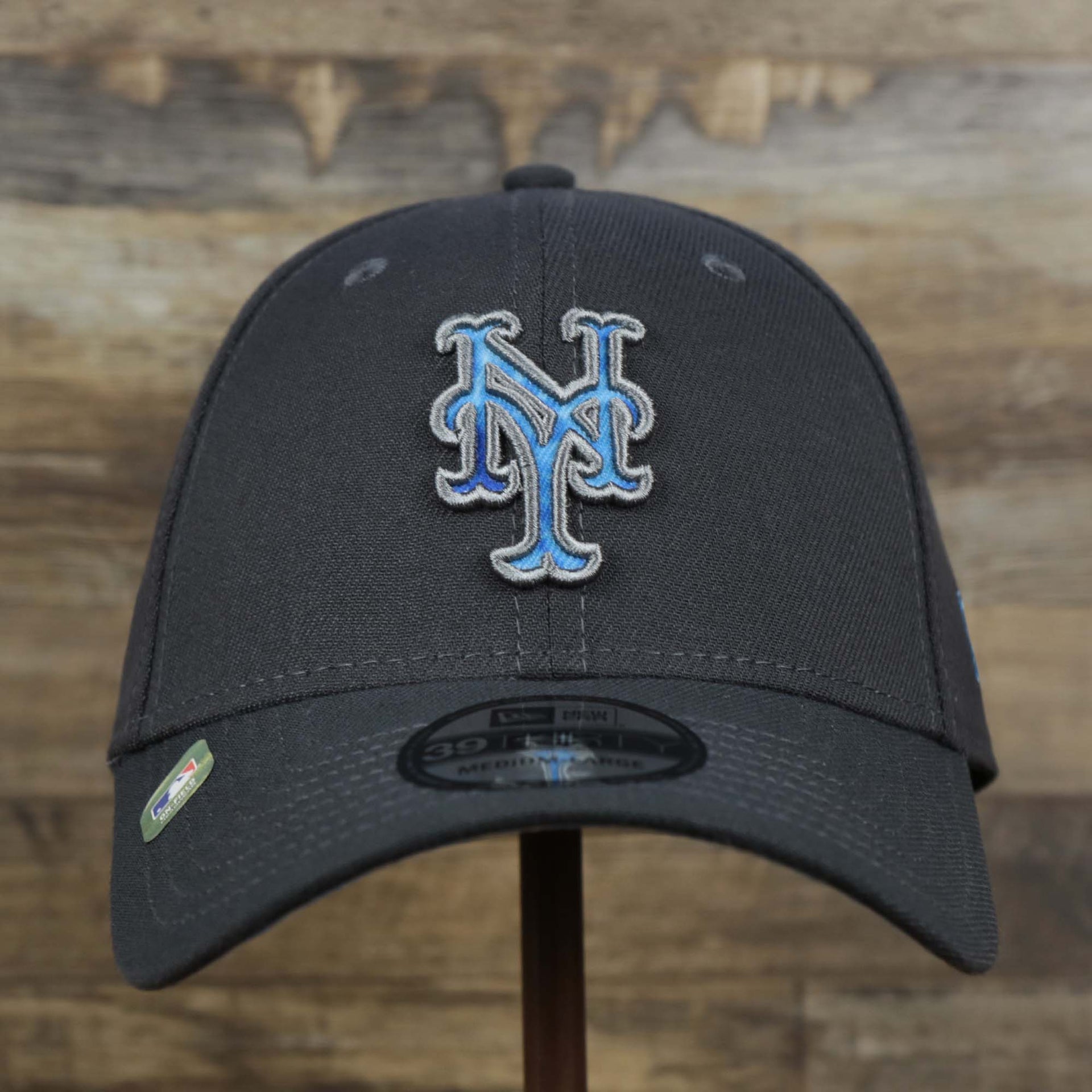 The front of the New York Mets 2022 Father's Day On-Field 39Thirty Flexfit Cap | Gray