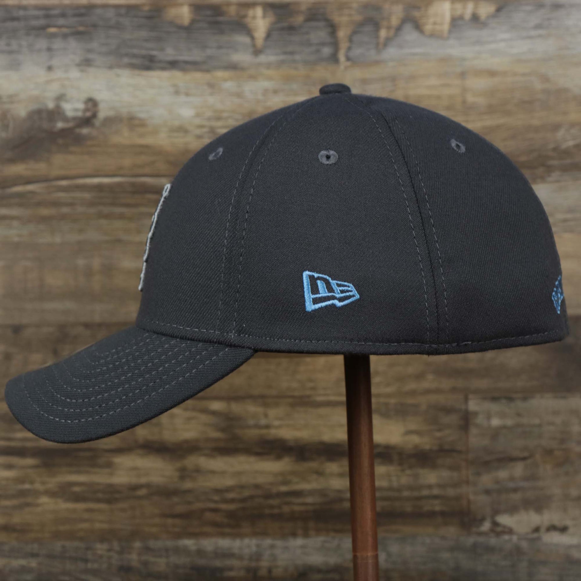 The wearer's left on the New York Mets 2022 Father's Day On-Field 39Thirty Flexfit Cap | Gray