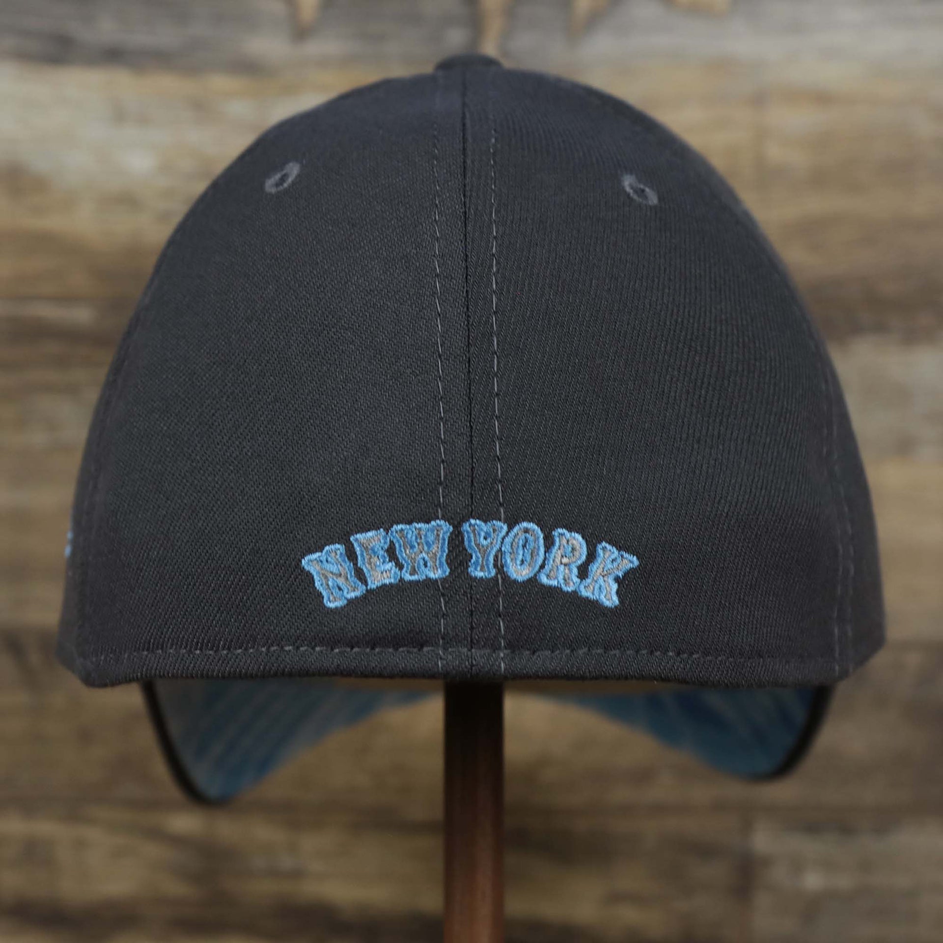 The backside of the New York Mets 2022 Father's Day On-Field 39Thirty Flexfit Cap | Gray