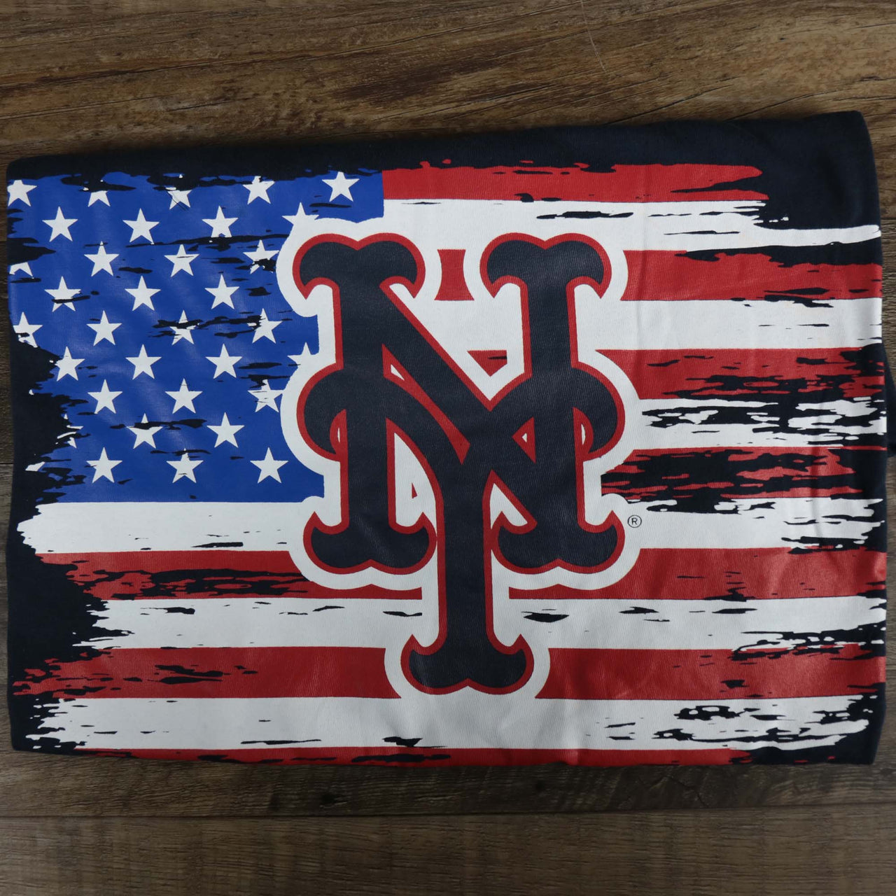 The Stars and Stripes Design on the New York Mets 2022 4th of July Stars and Stripes T-Shirt | New Era Navy