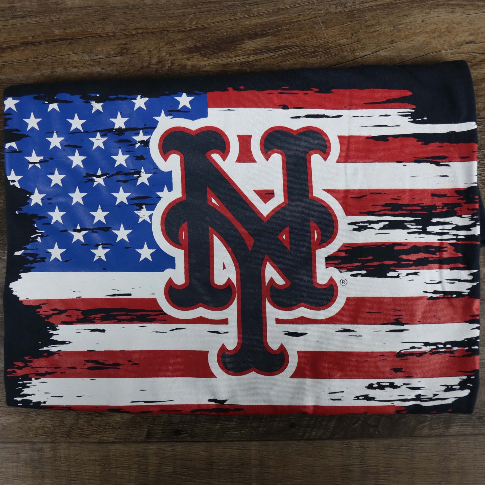 The Stars and Stripes Design on the New York Mets 2022 4th of July Stars and Stripes T-Shirt | New Era Navy