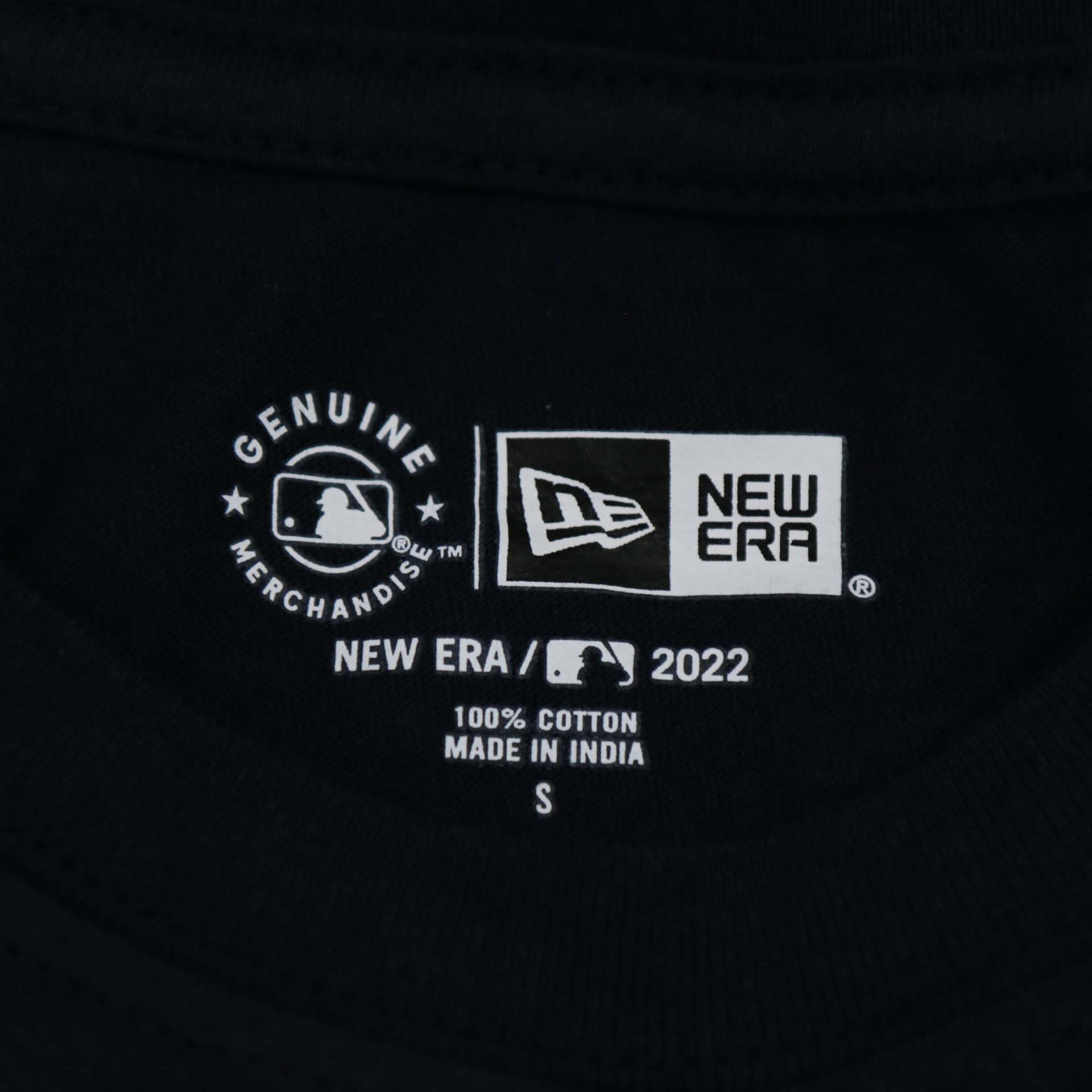The New Era tag on the New York Mets 2022 4th of July Stars and Stripes T-Shirt | New Era Navy