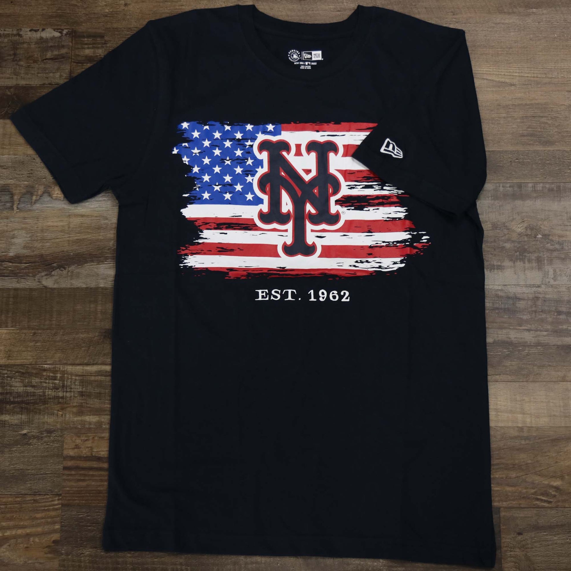 The sleeves on the New York Mets 2022 4th of July Stars and Stripes T-Shirt | New Era Navy