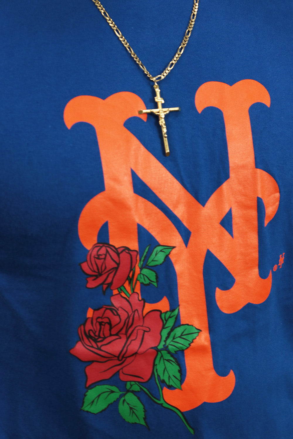 A close up of the Mets Logo on the  New York Mets State Flower Shirt | New Era Royal