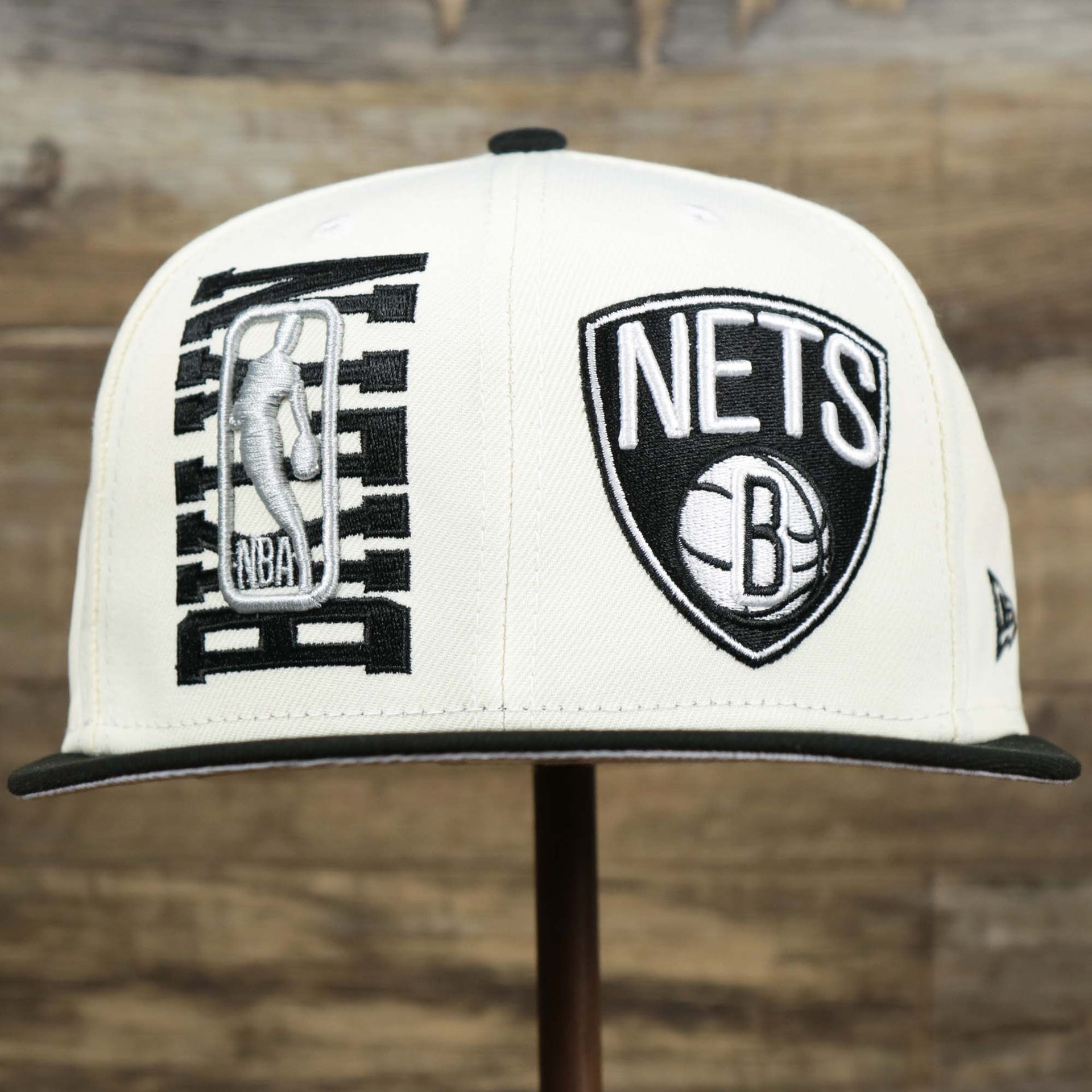 The front of the Brooklyn Nets NBA 2022 Draft Gray Bottom 9Fifty Snapback | New Era Cream/Black