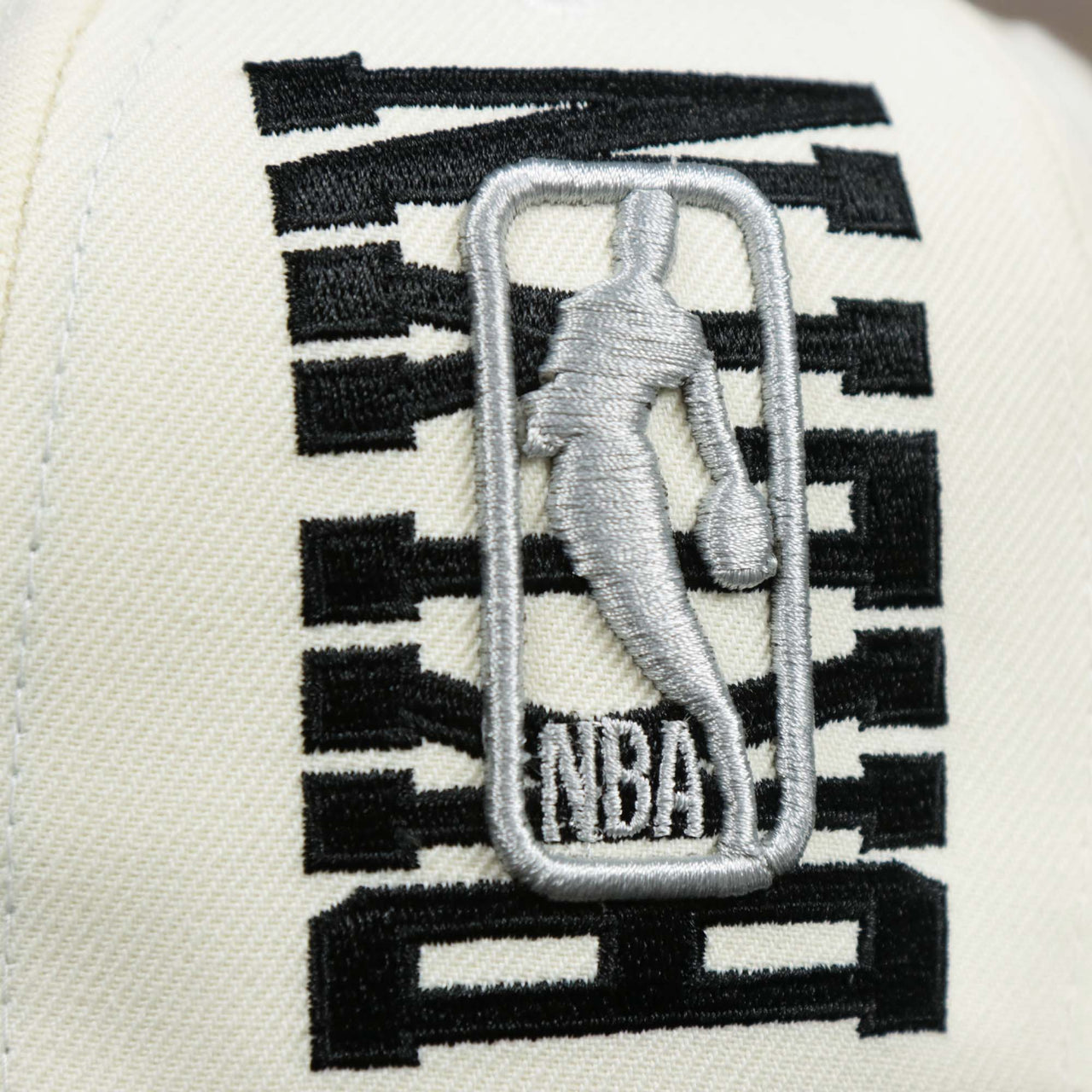 The NBA Jerry West Logo overtop BKLYN on the Youth Brooklyn Nets NBA 2022 Draft Gray Bottom 9Fifty Snapback | New Era Cream/Black