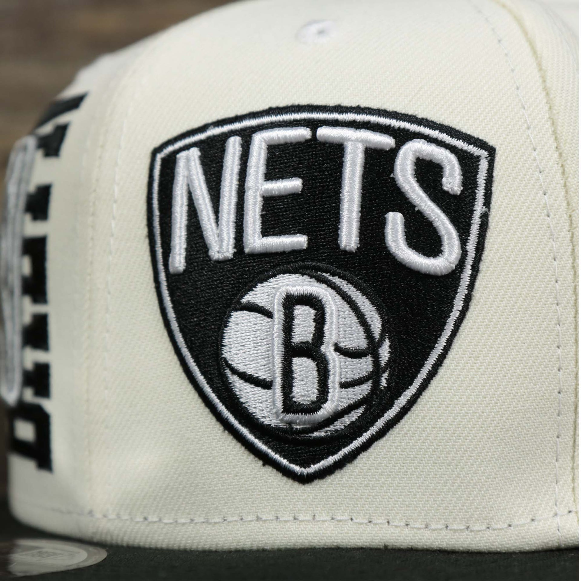 The Logo on the Brooklyn Nets NBA 2022 Draft Gray Bottom 9Fifty Snapback | New Era Cream/Black