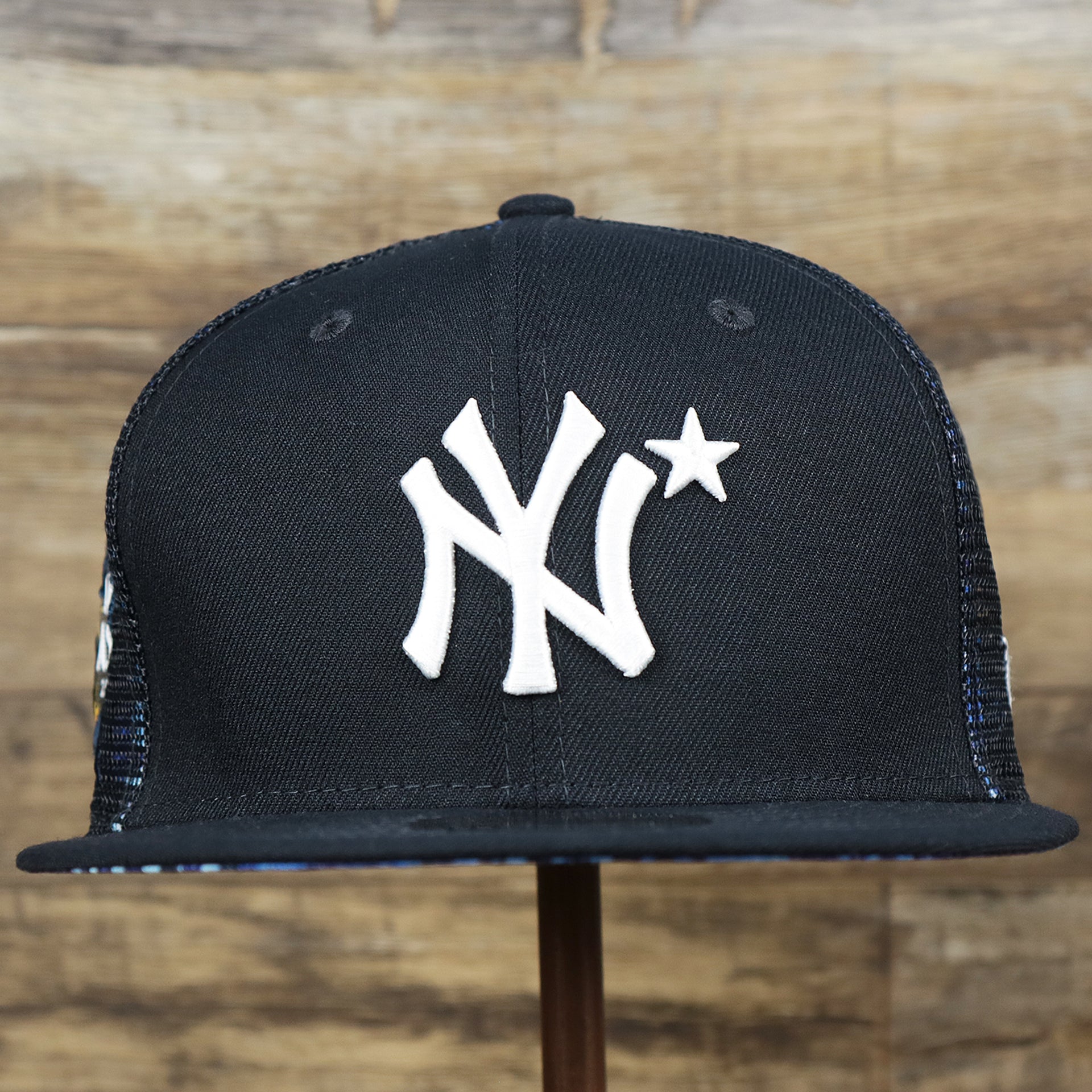 The front of the New York Yankees Metallic All Star Game MLB 2022 Side Patch 9Fifty Mesh Snapback | ASG 2022 Navy Blue Trucker Hat