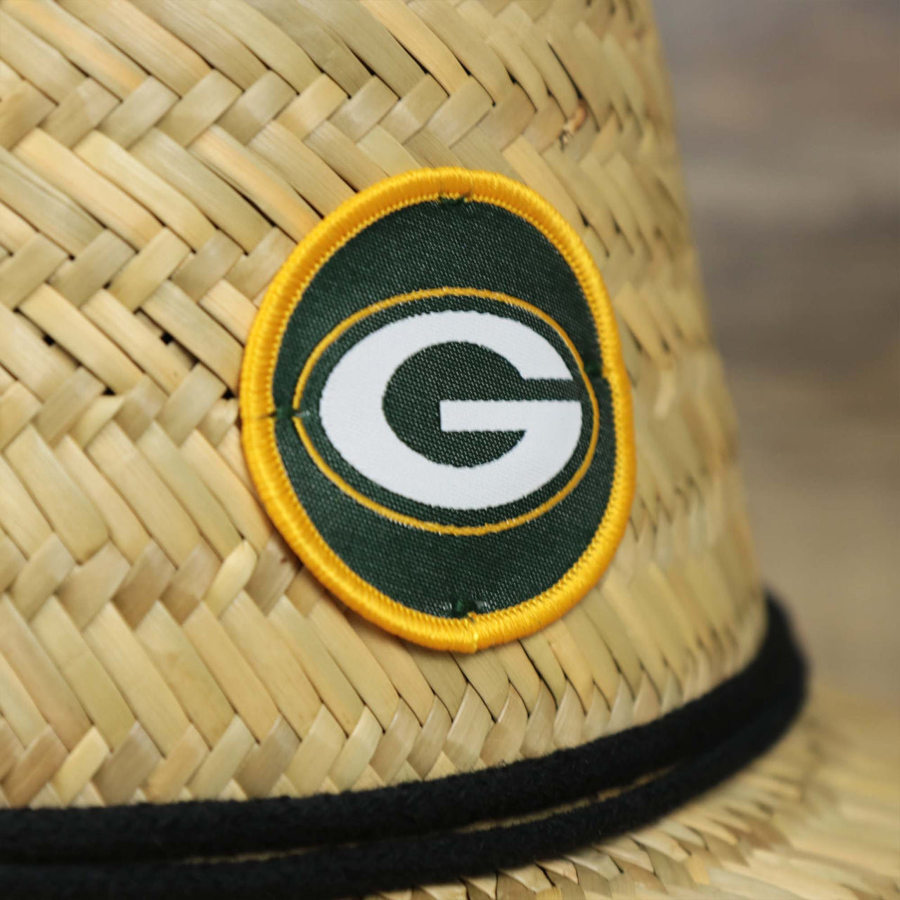 The Packers logo on the Green Bay Packers On Field 2020/2022 Summer Training Straw Hat | New Era OSFM