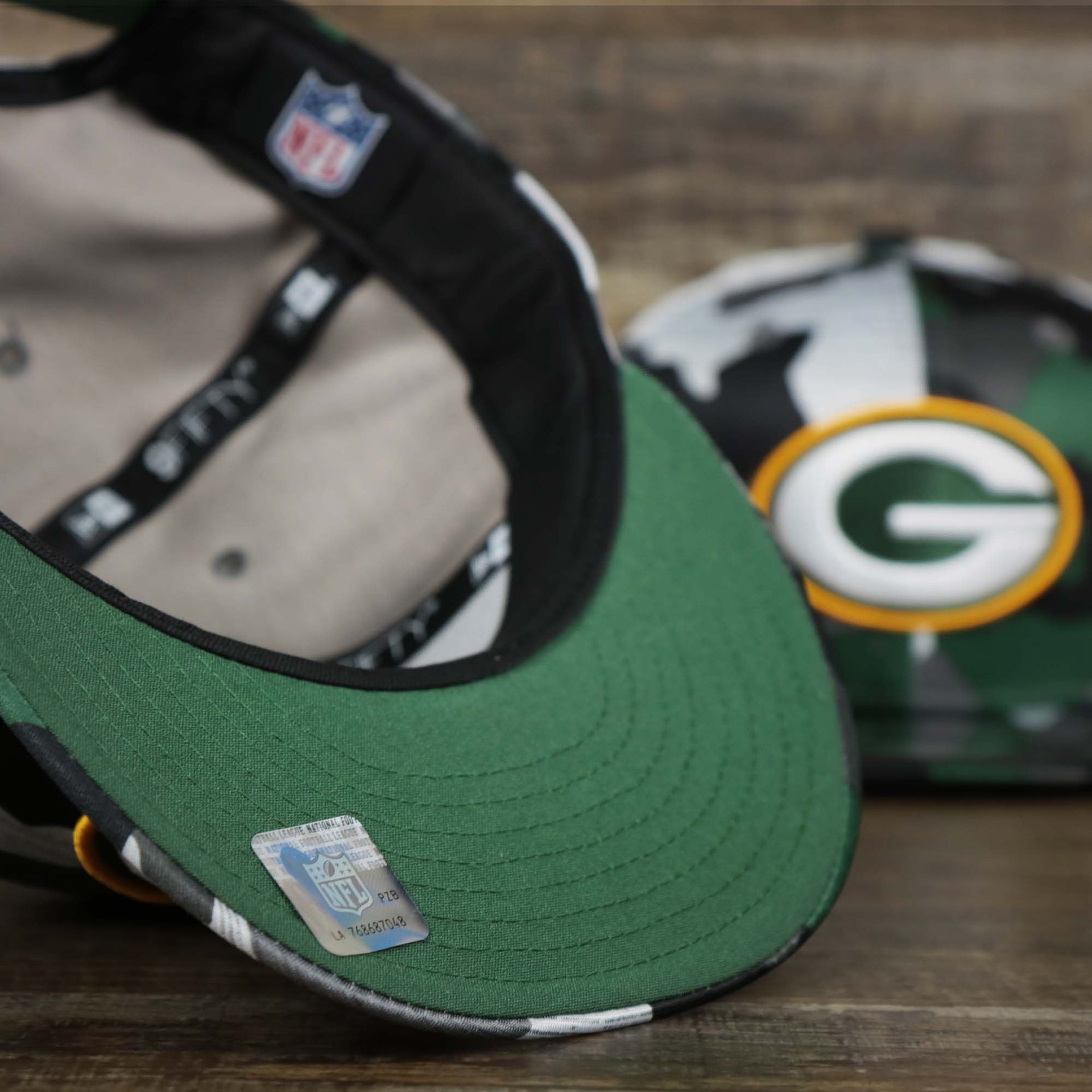 The New Era Tag on the Green Bay Packers NFL OnField Summer Training 2022 Camo 9Fifty Snapback | Green Camo 9Fifty