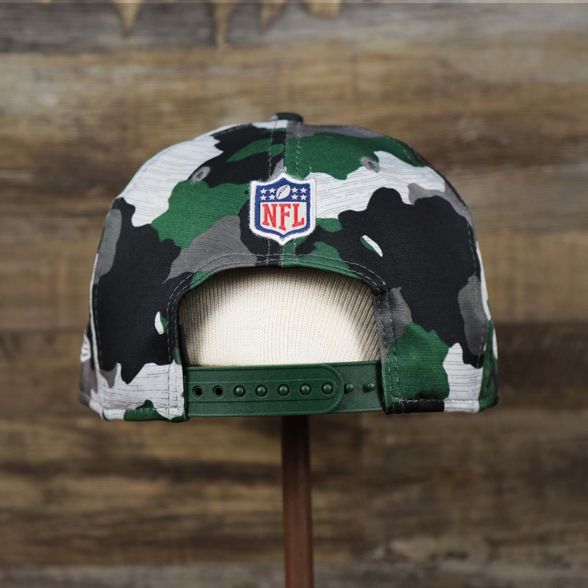 The backside of the Green Bay Packers NFL OnField Summer Training 2022 Camo 9Fifty Snapback | Green Camo 9Fifty