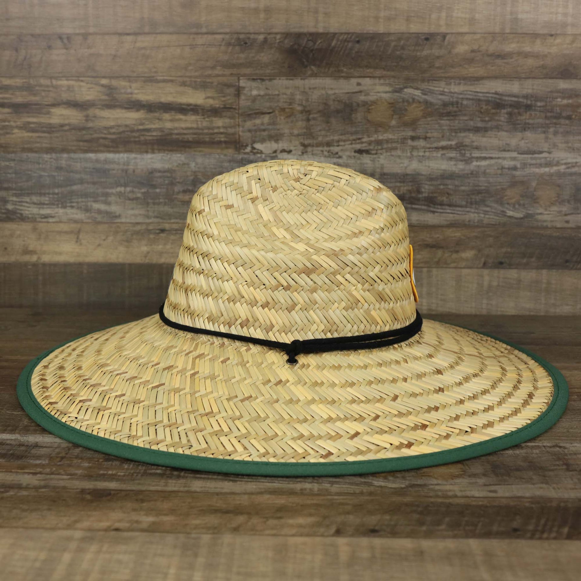 The wearer's right on the Green Bay Packers On Field 2020/2022 Summer Training Straw Hat | New Era OSFM