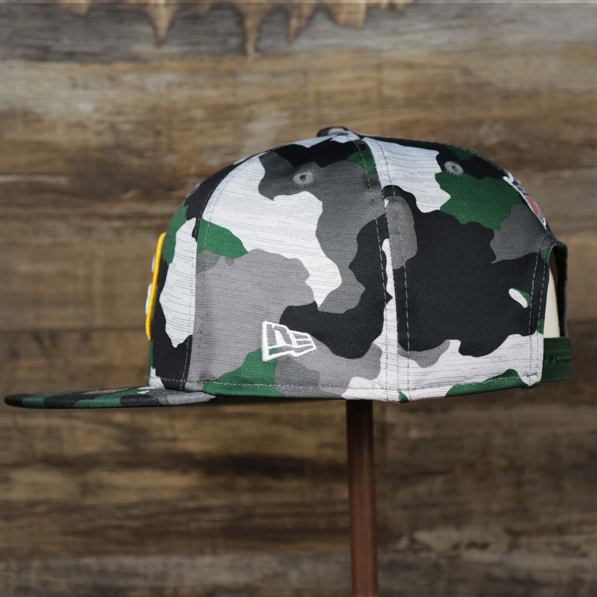 The Wearer's Left on the Green Bay Packers NFL OnField Summer Training 2022 Camo 9Fifty Snapback | Green Camo 9Fifty