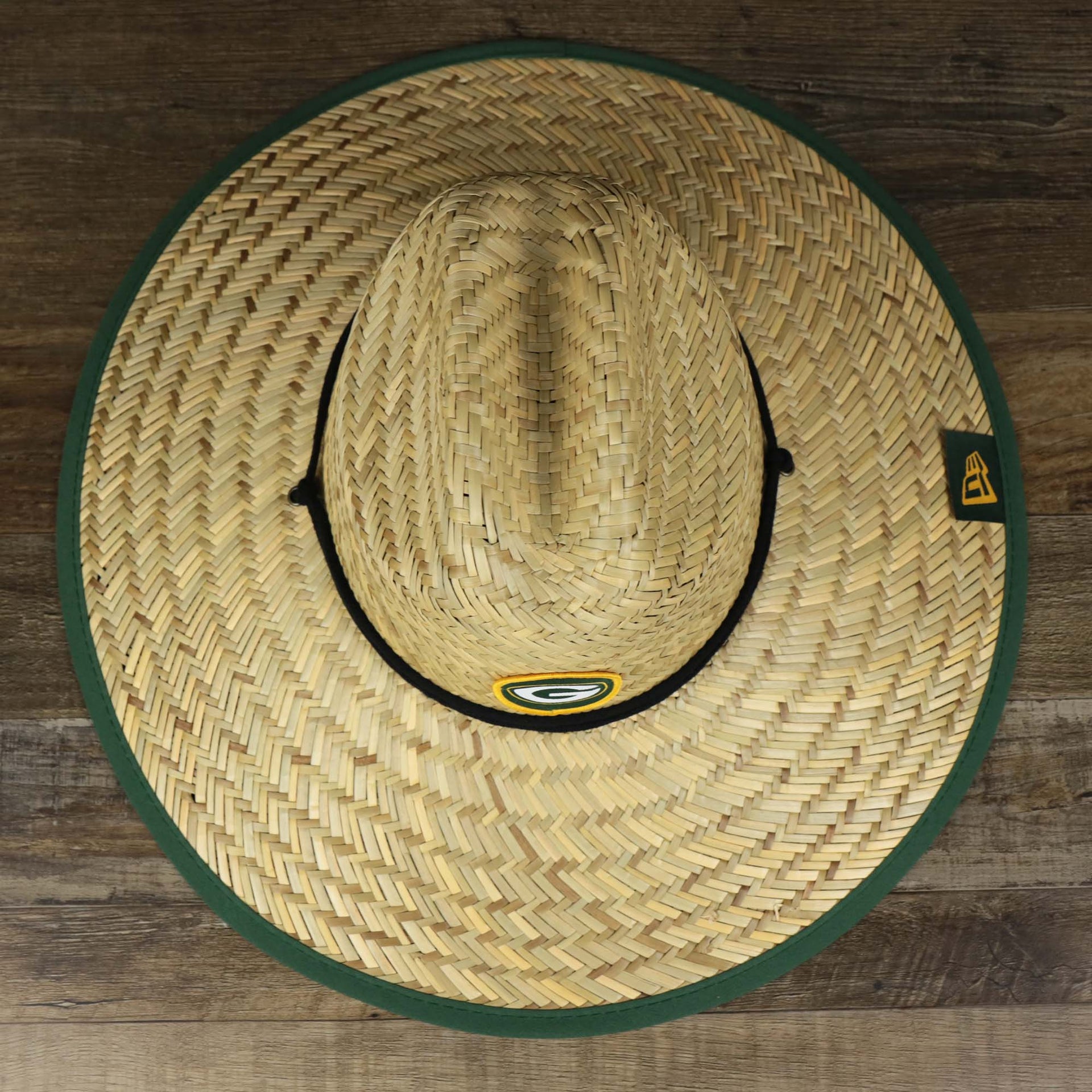 A overhead view on the Green Bay Packers On Field 2020/2022 Summer Training Straw Hat | New Era OSFM
