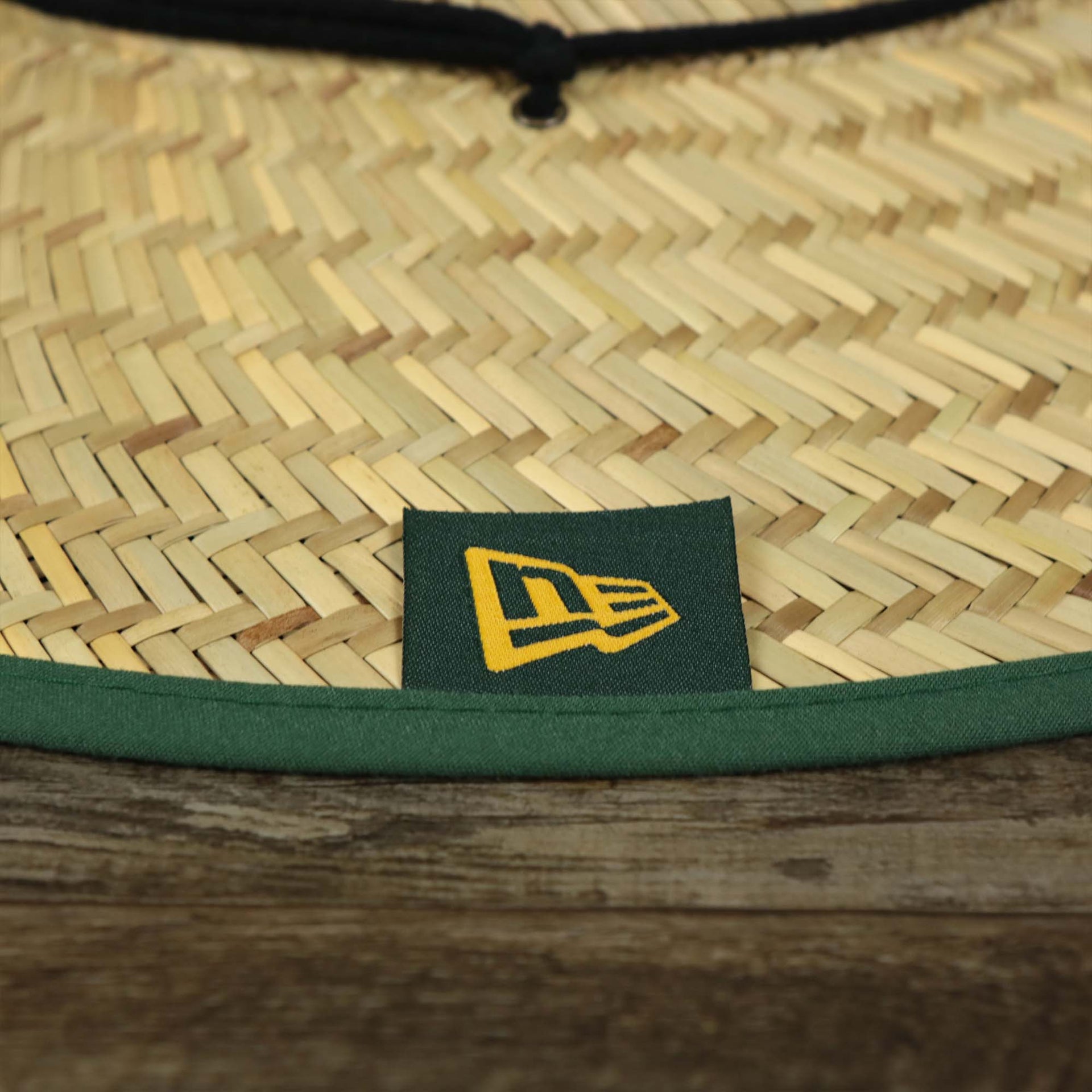 The New Era Tag on the Green Bay Packers On Field 2020/2022 Summer Training Straw Hat | New Era OSFM