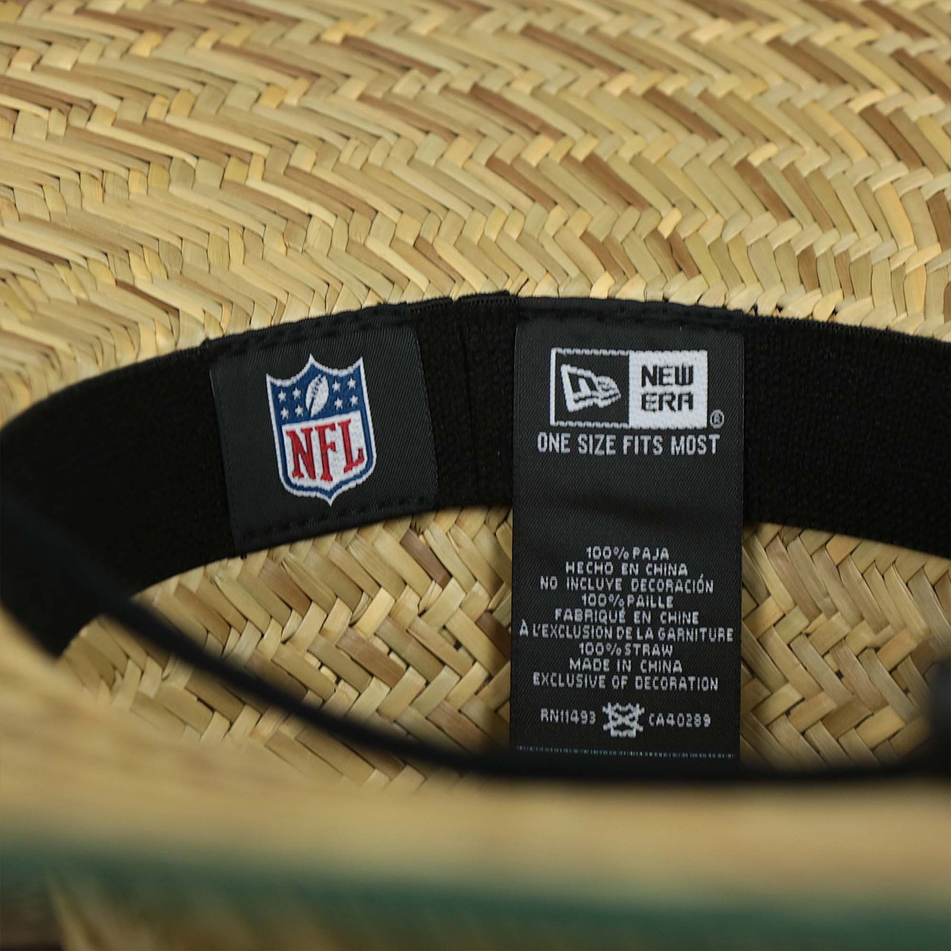 The NFL Tag and the New Era Tag on the Green Bay Packers On Field 2020/2022 Summer Training Straw Hat | New Era OSFM
