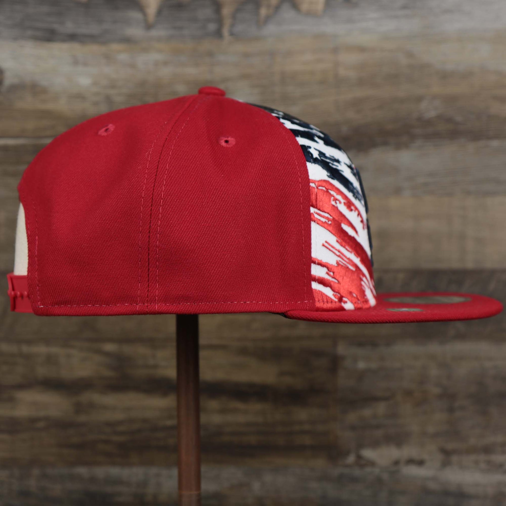 The wearer's right on the San Diego Padres 2022 4th of July Stars And Stripes 9Fifty | New Era Navy OSFM