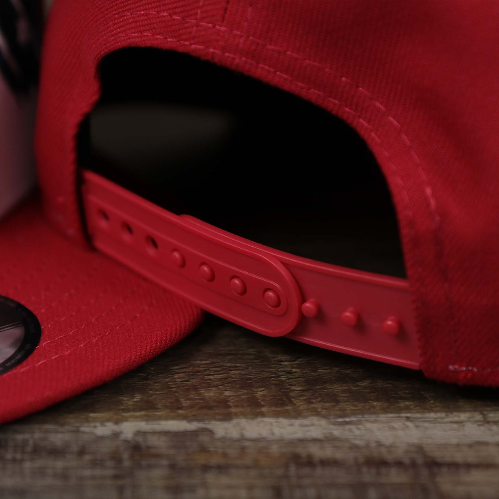 The red adjustable strap on the San Diego Padres 2022 4th of July Stars And Stripes 9Fifty | New Era Navy OSFM