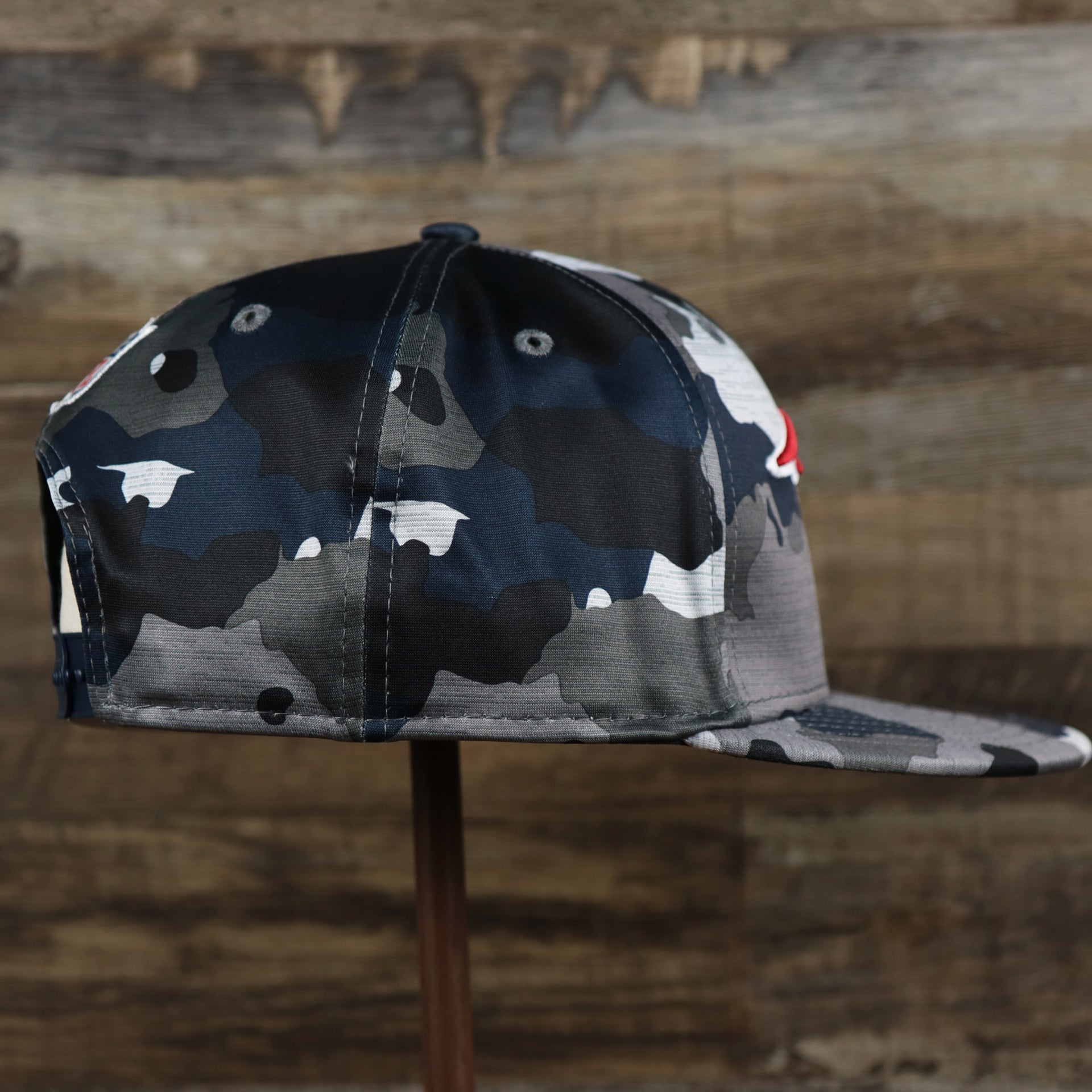 The wearer's right on the New England Patriots NFL OnField Summer Training 2022 Camo 9Fifty Snapback | Navy Blue Camo 9Fifty