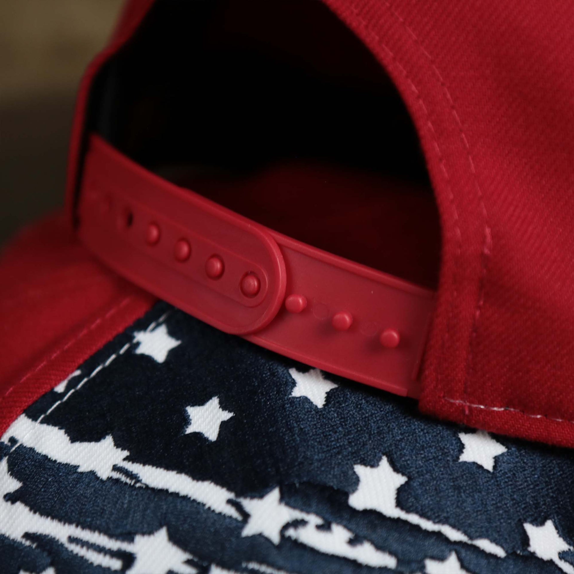 The red adjustable strap on the Philadelphia Phillies 2022 4th of July Stars And Stripes 9Fifty | New Era Red OSFM